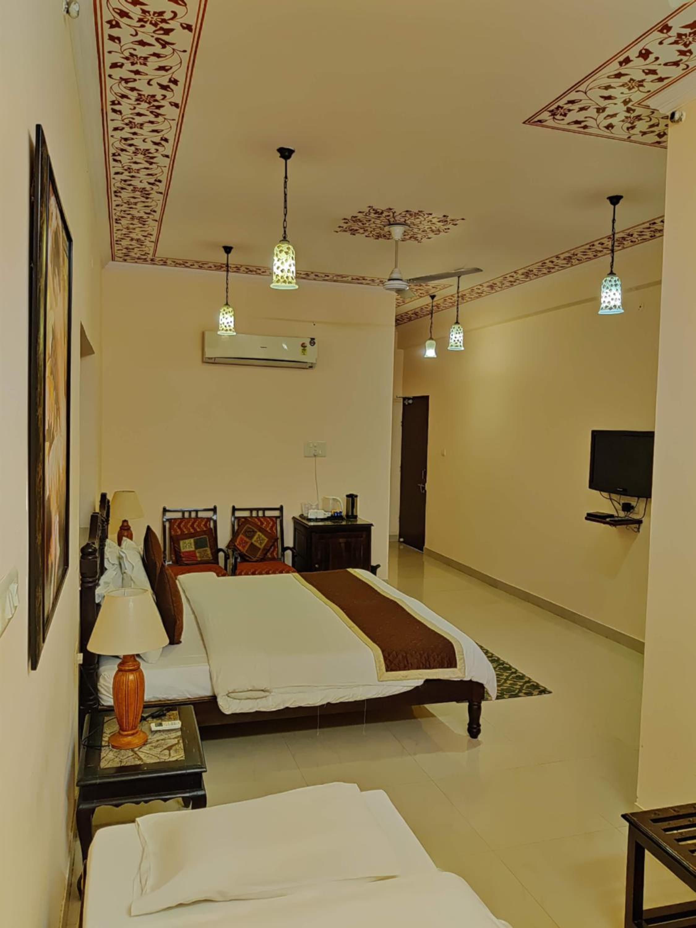 Deluxe Triple Room - Includes free pickup from airport/ train station / bus station via tuk-tuk, & a dedicated travel desk to assist with local sightseeing tours, intercity travel arrangements & activities. - Photo 6