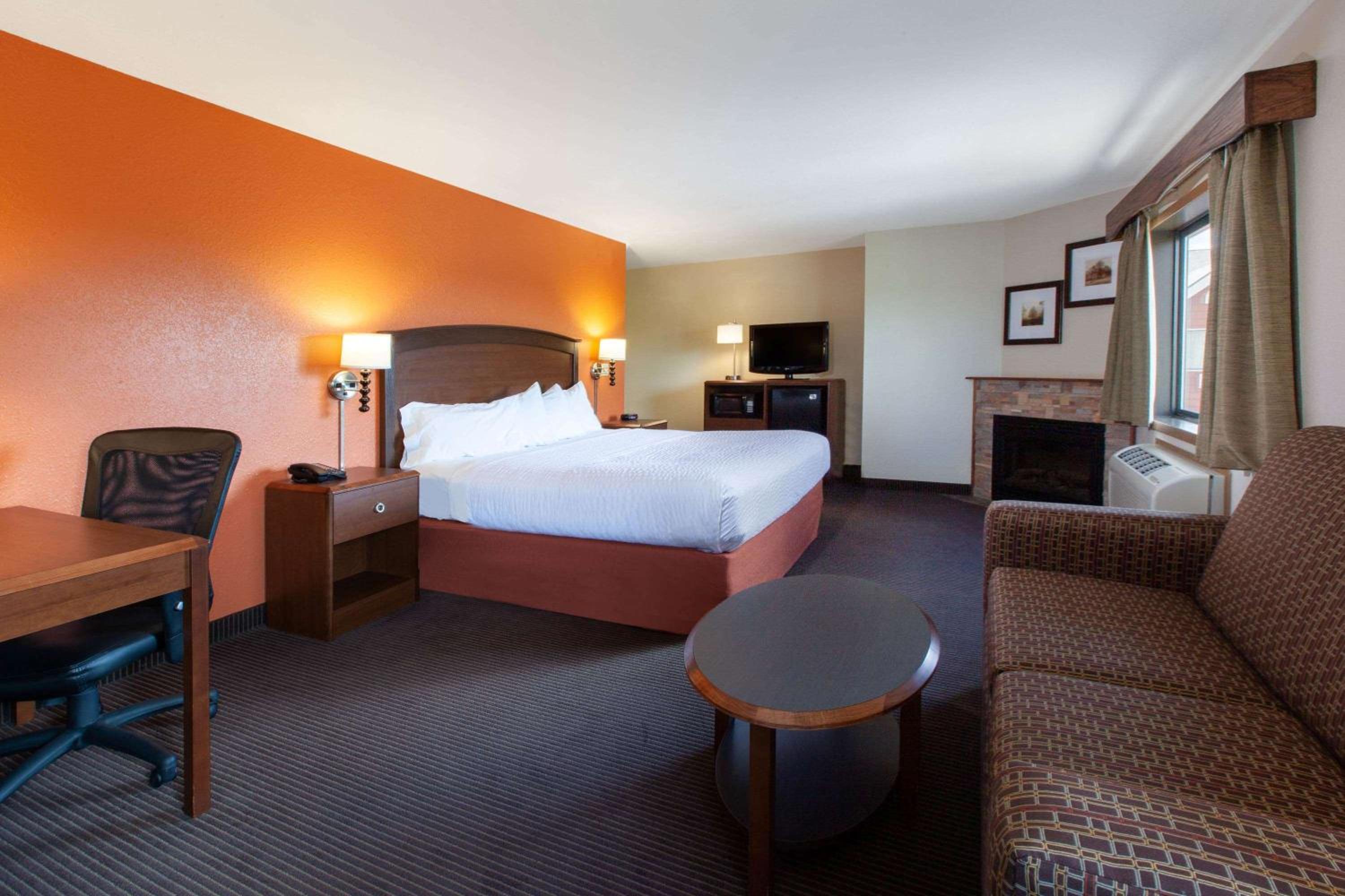Premier King Suite - Non-Smoking - Photo 4