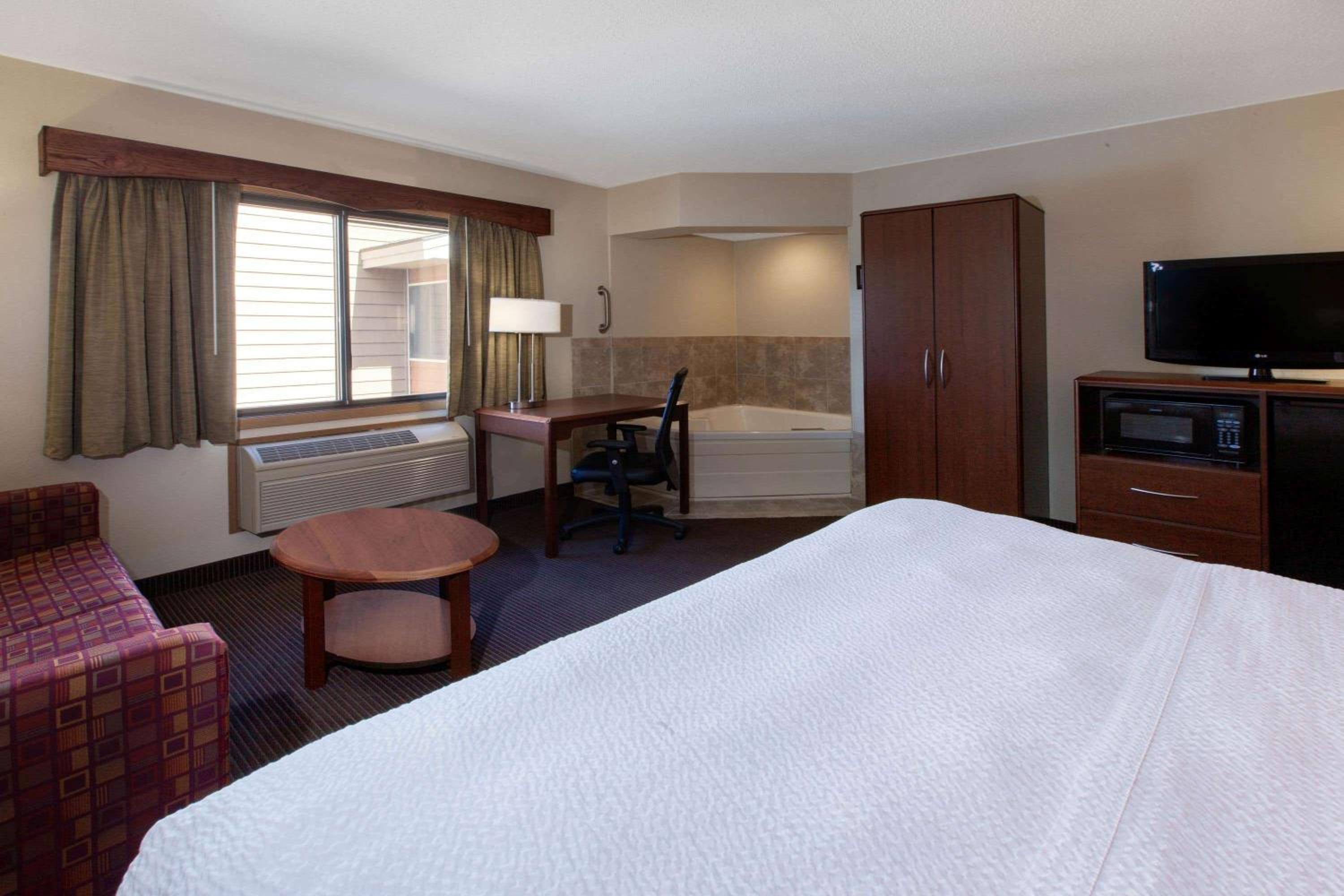 Premier Studio King Suite - Non-Smoking - Photo 5