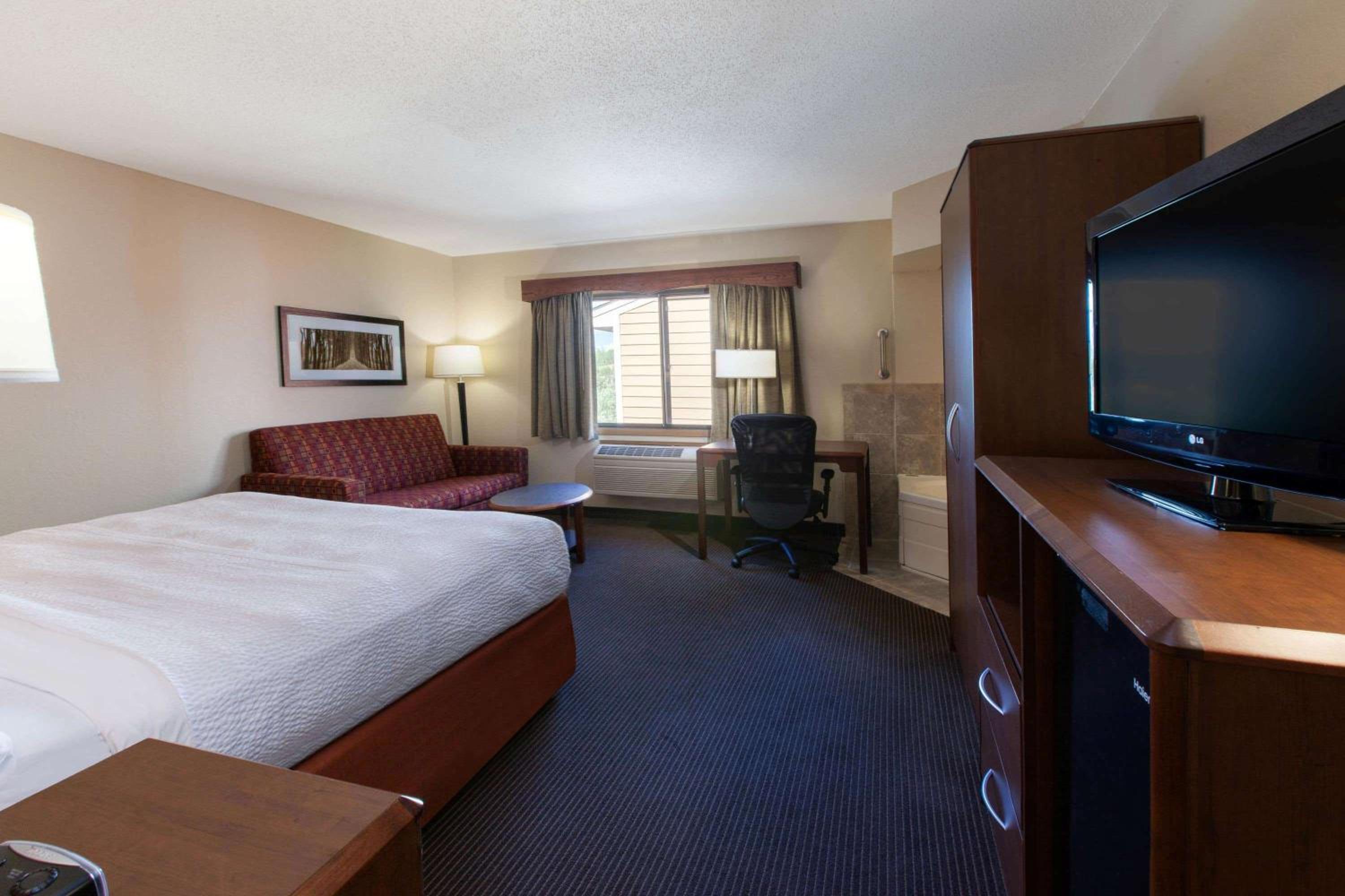 Premier Studio King Suite - Non-Smoking - Photo 3