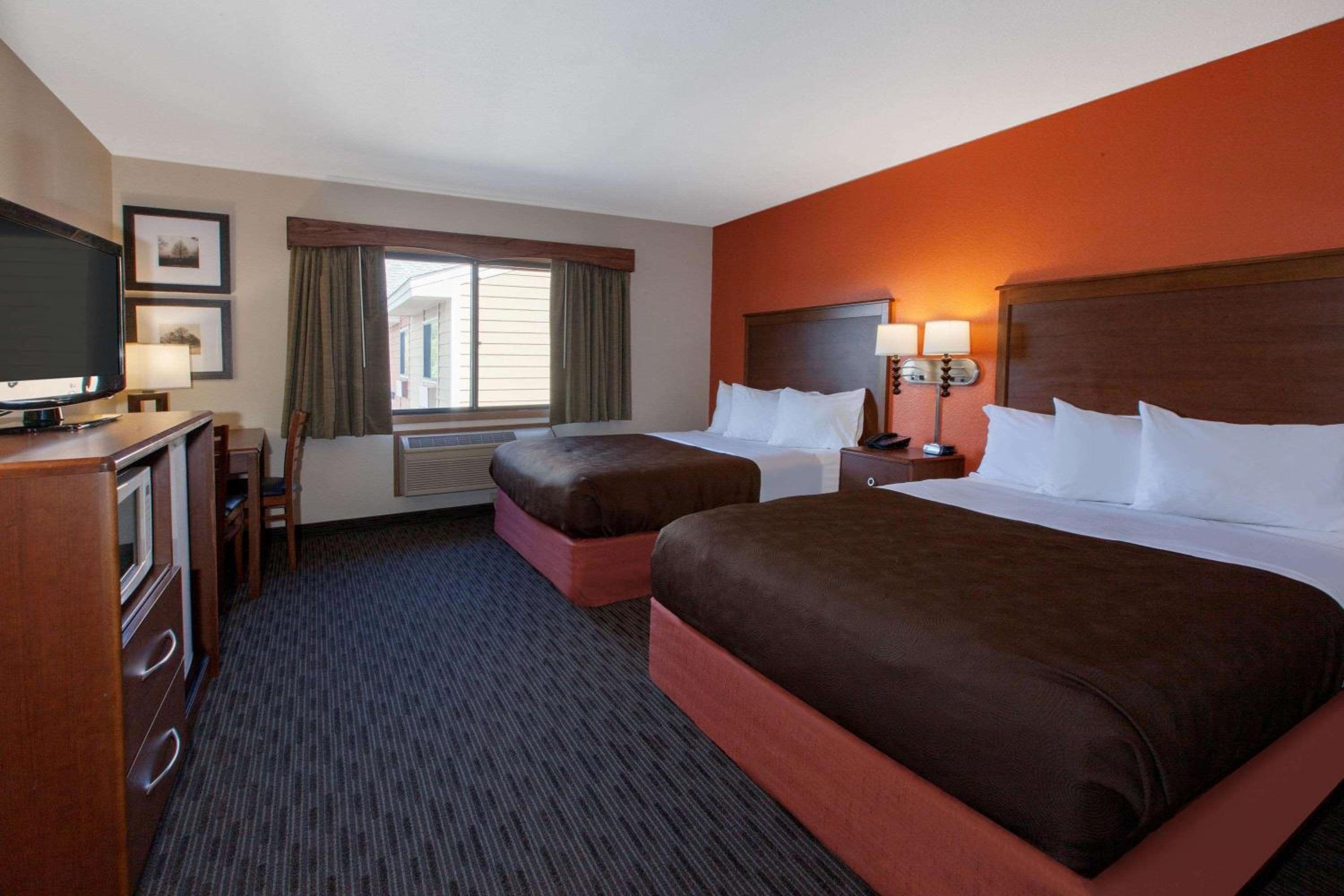 Queen Room with Two Queen Beds - Non-Smoking - Photo 5