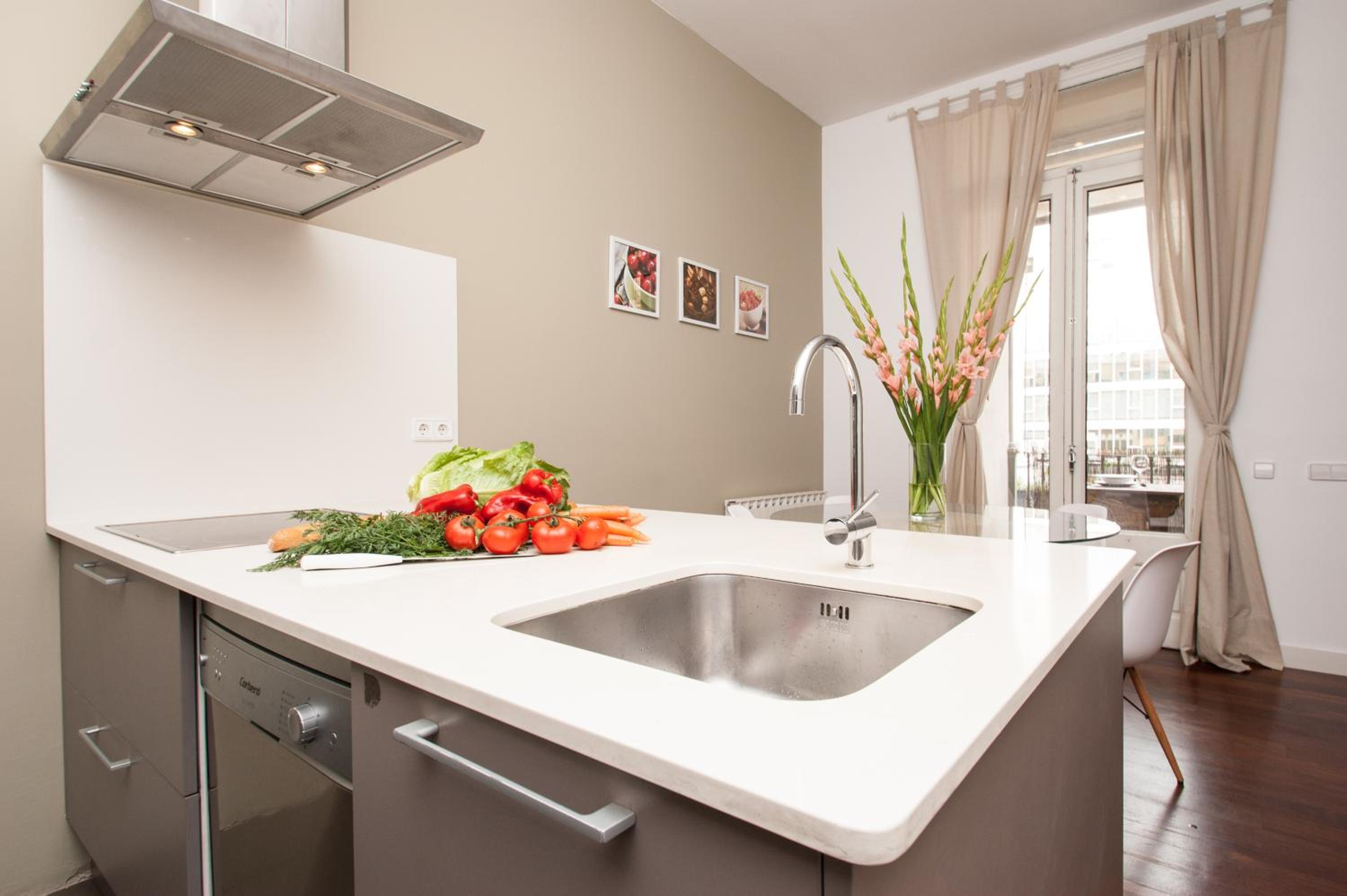 Three-Bedroom Apartment with Terrace photo 2