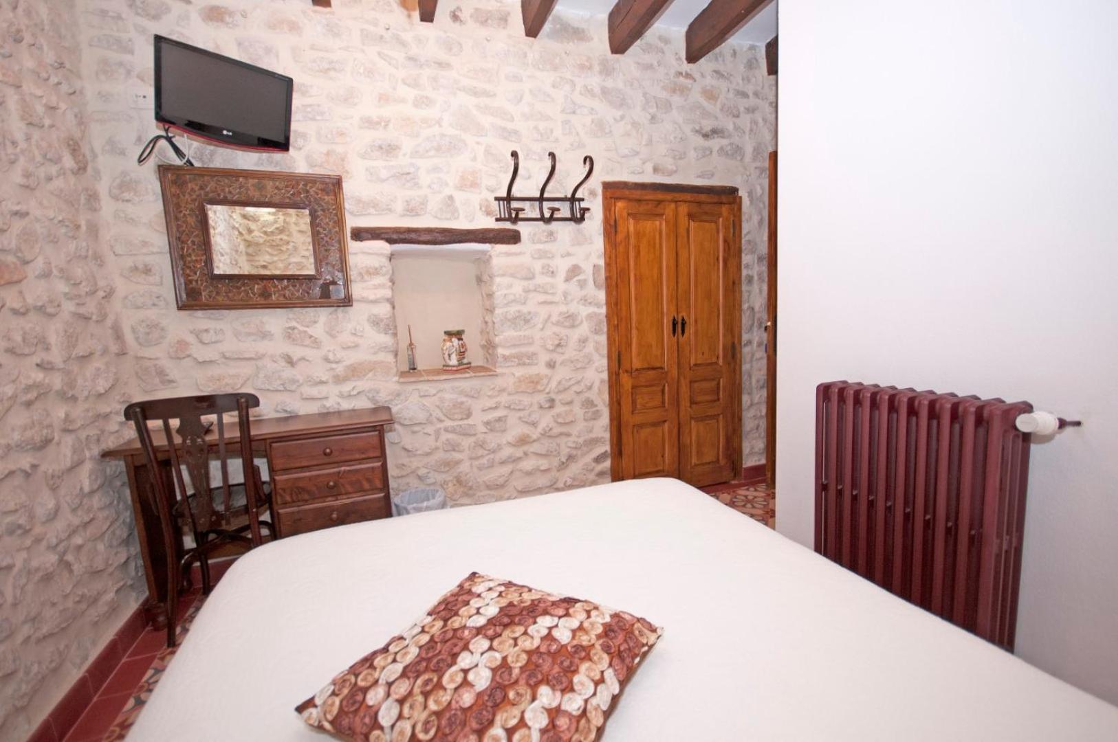 Six-Bedroom House photo 3