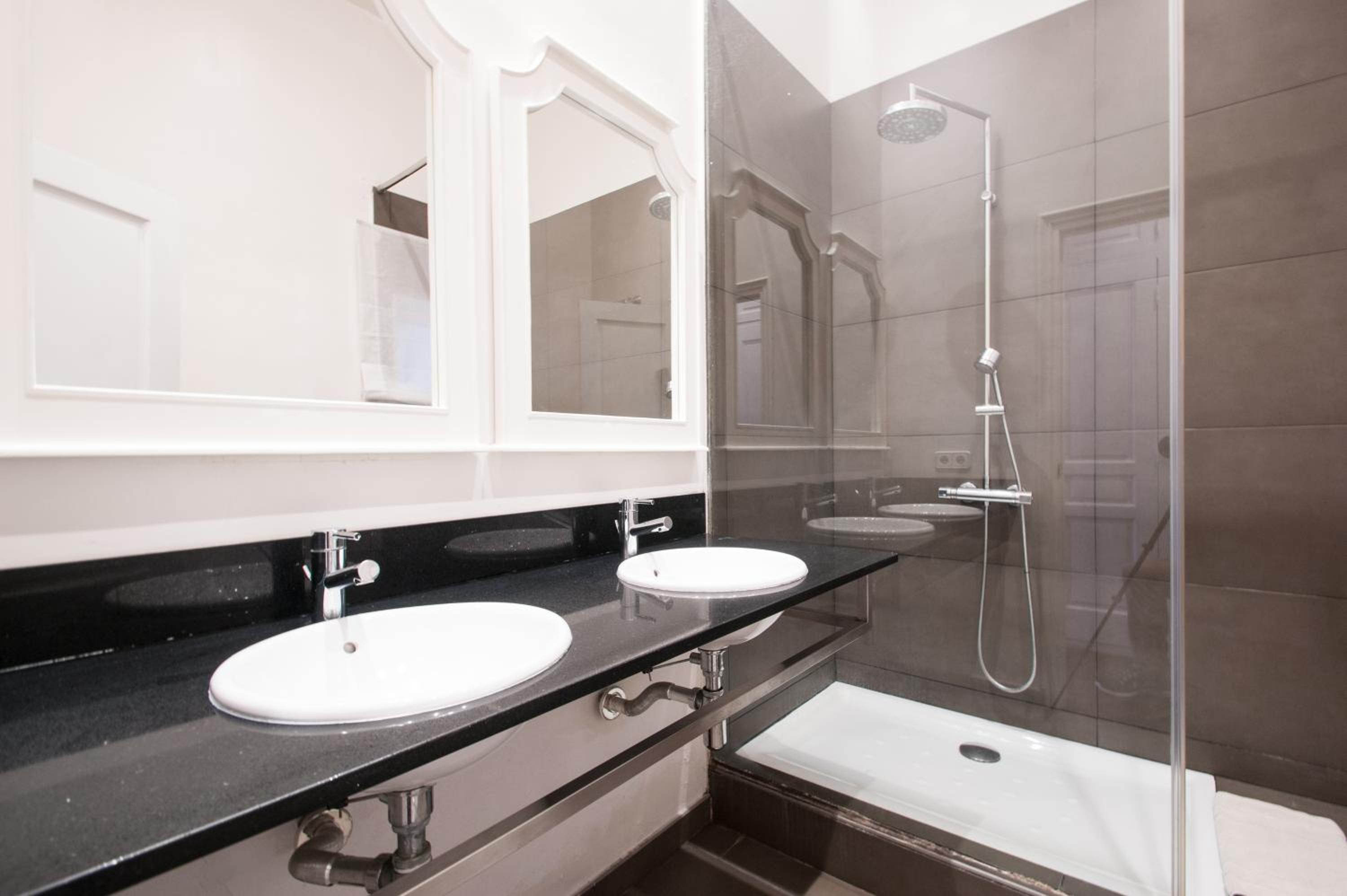 Three-Bedroom Apartment with Terrace photo 2