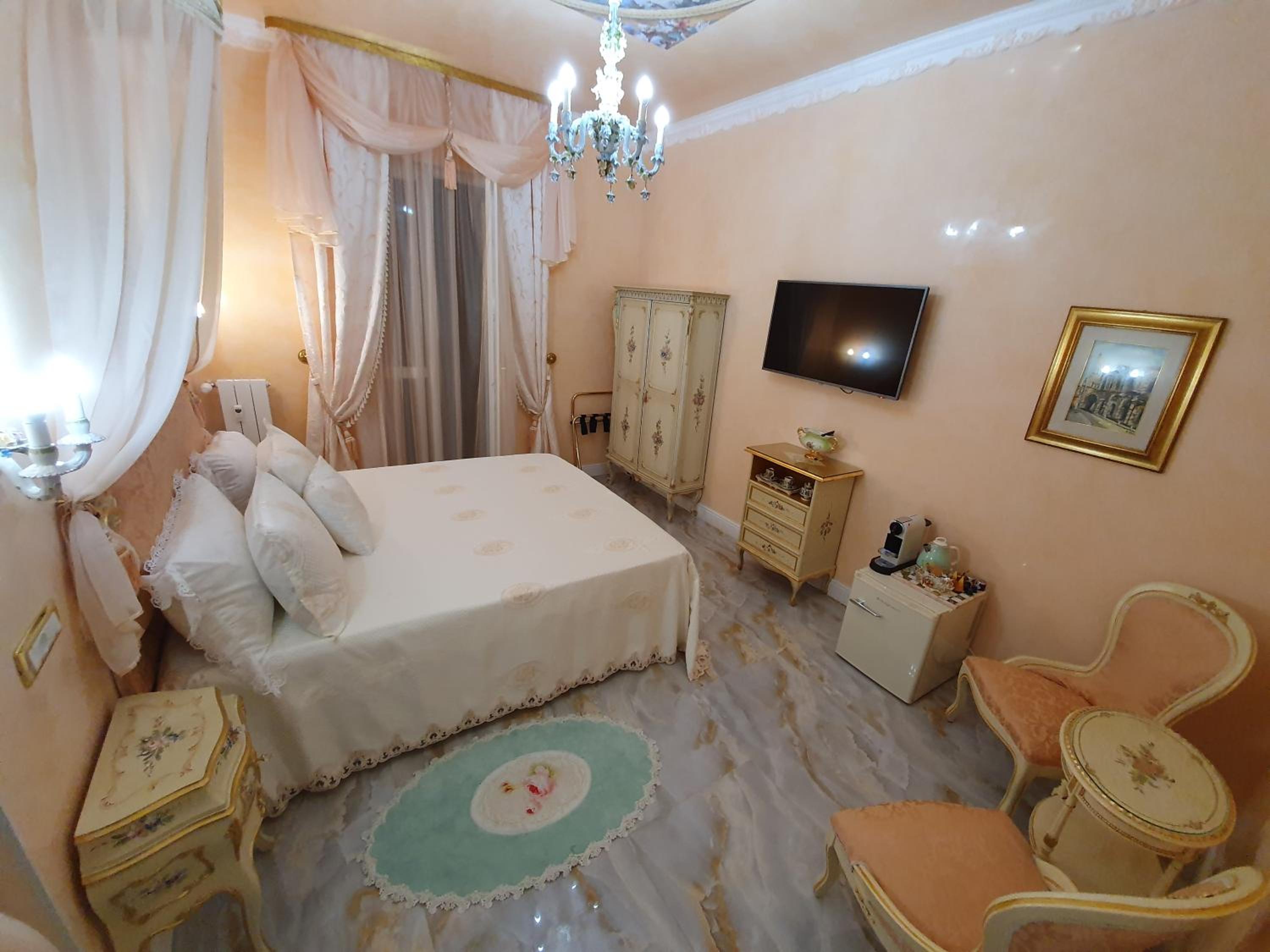 Deluxe Double Room with Balcony - Photo 18