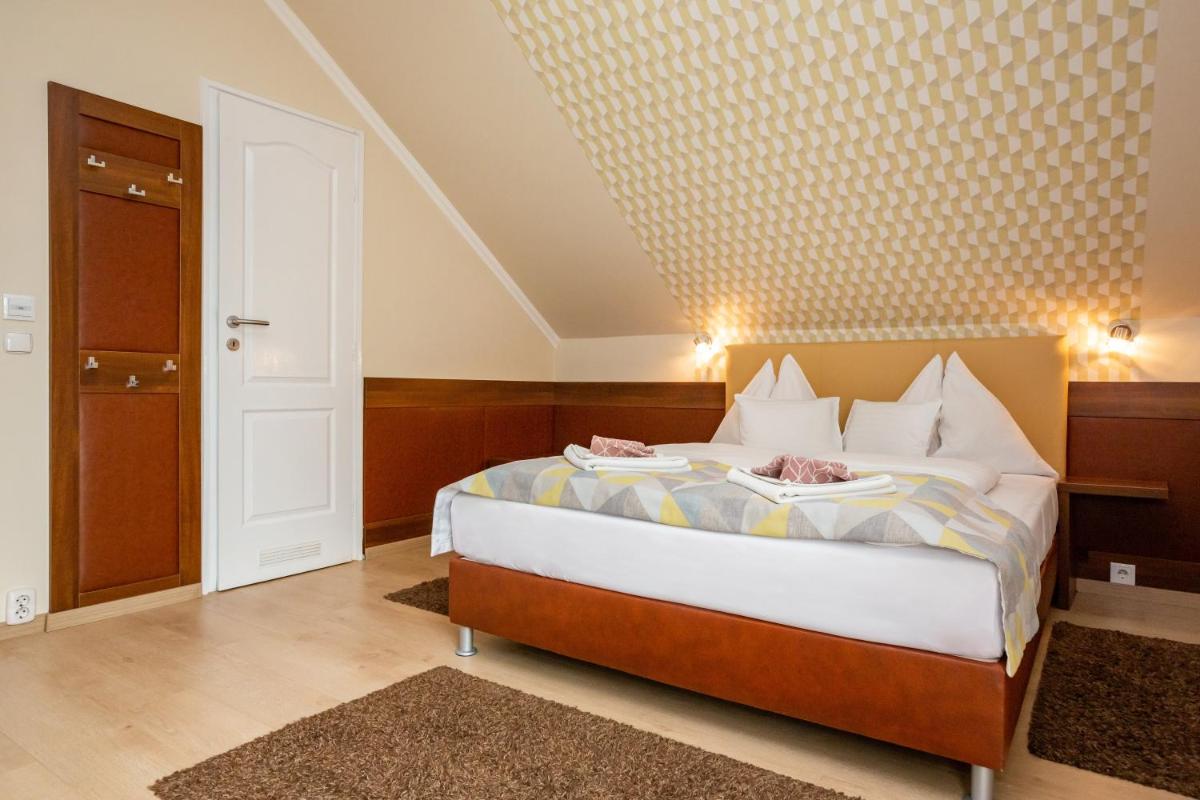 Double Room with Extra Bed photo 1