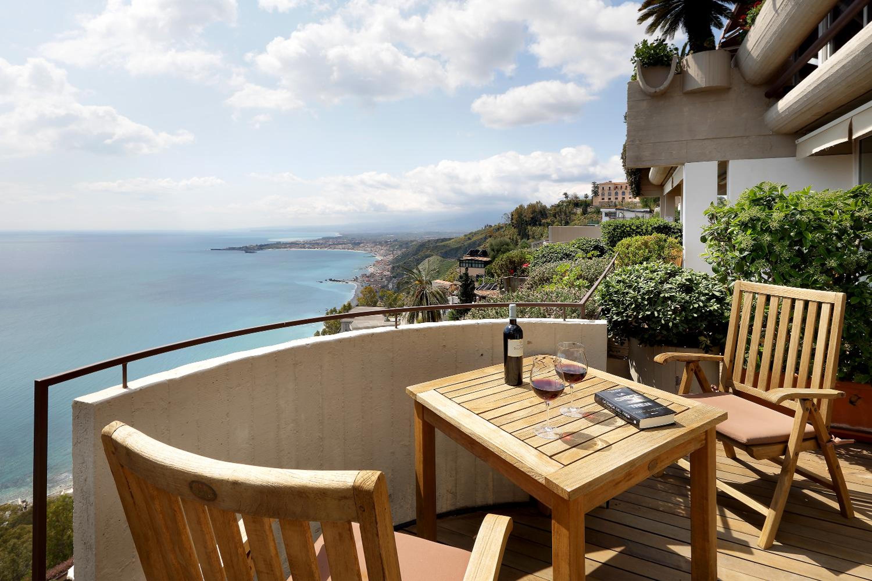 Double or Twin Room with Balcony and Sea View and Extra Bed - Photo 2