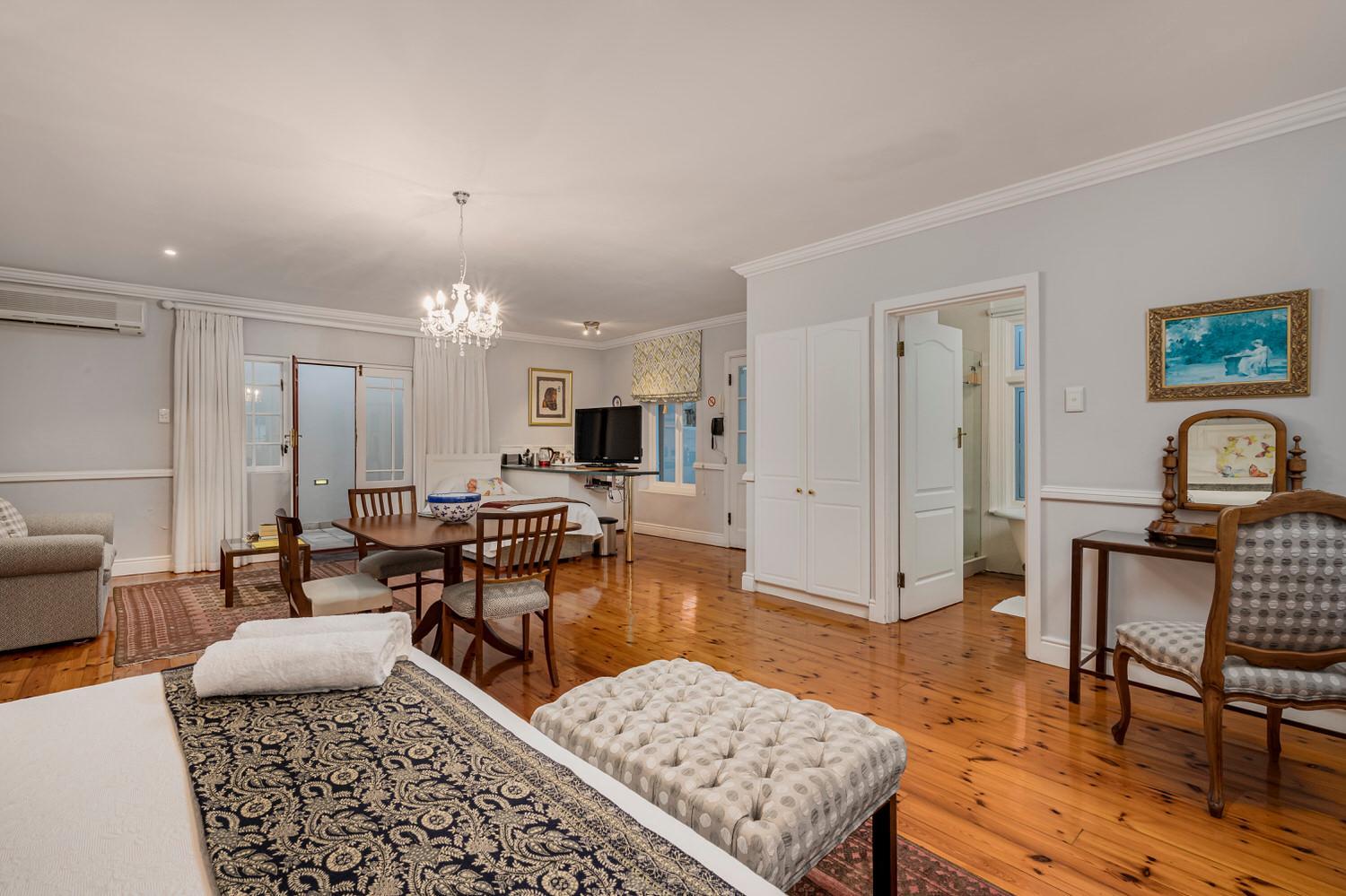 Family Suite with Balcony - Photo 2