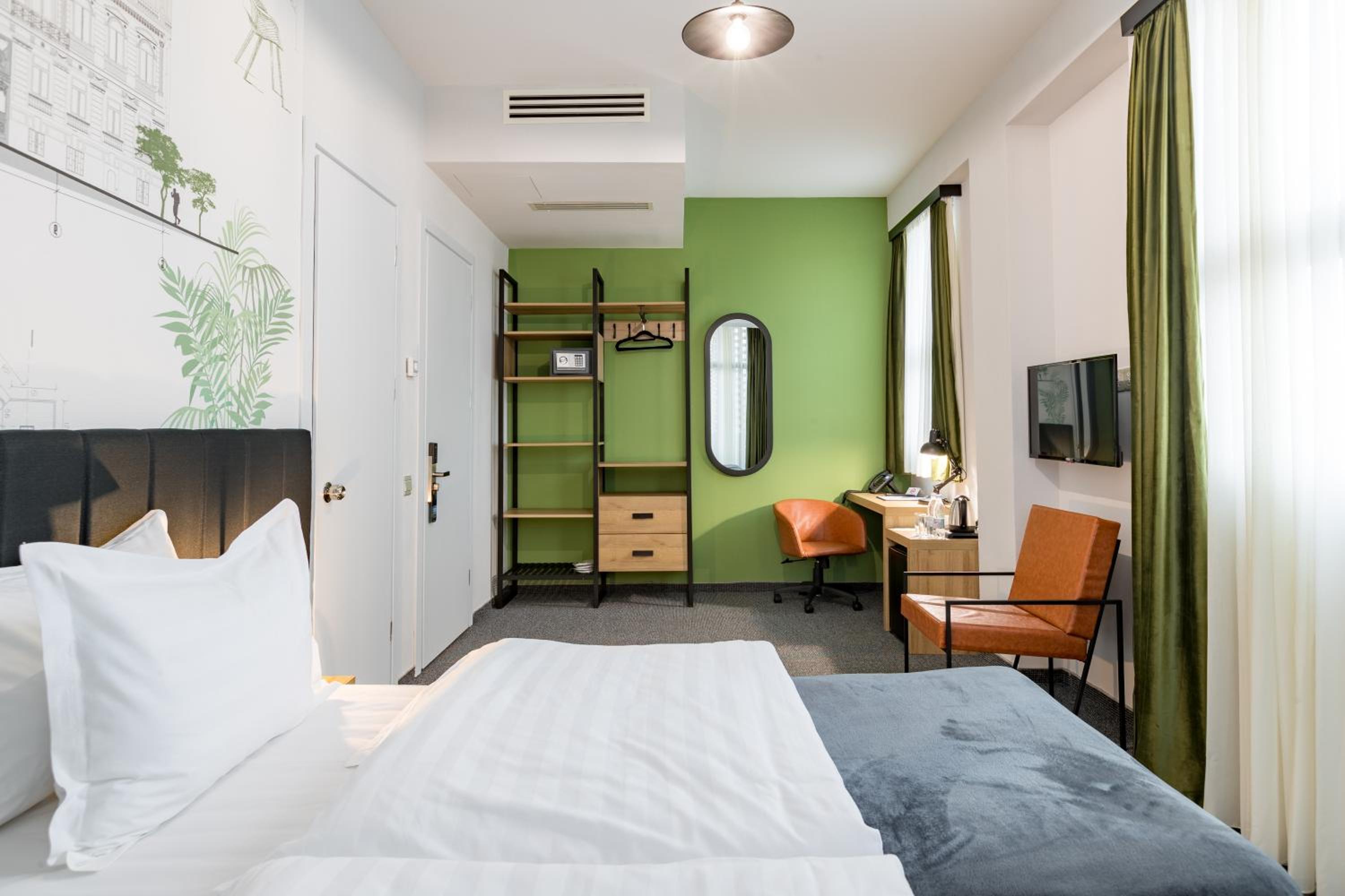 Twin Room with Balcony - Photo 1