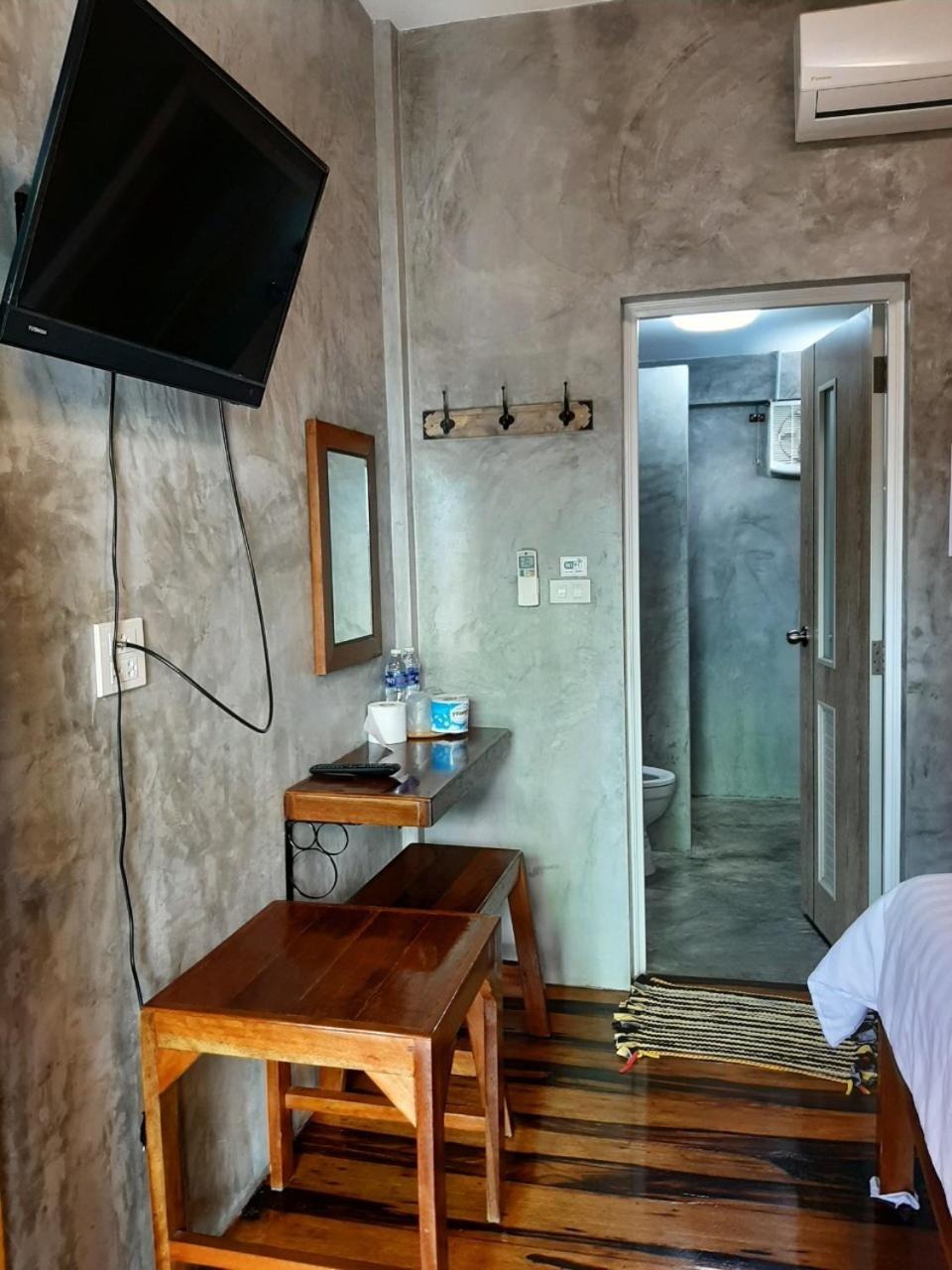 Standard Double Room - Photo 15