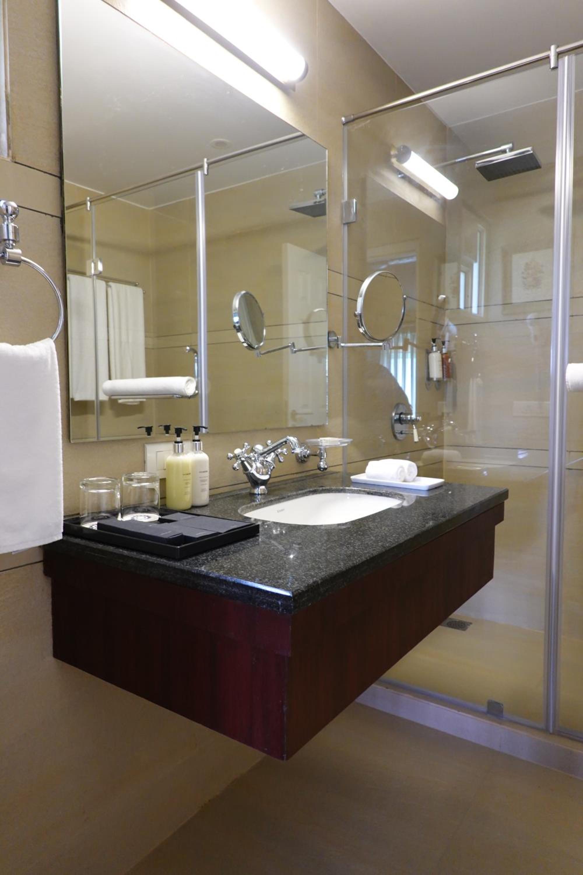 Deluxe Suite with Valley View and Private Sitting Area - Photo 4