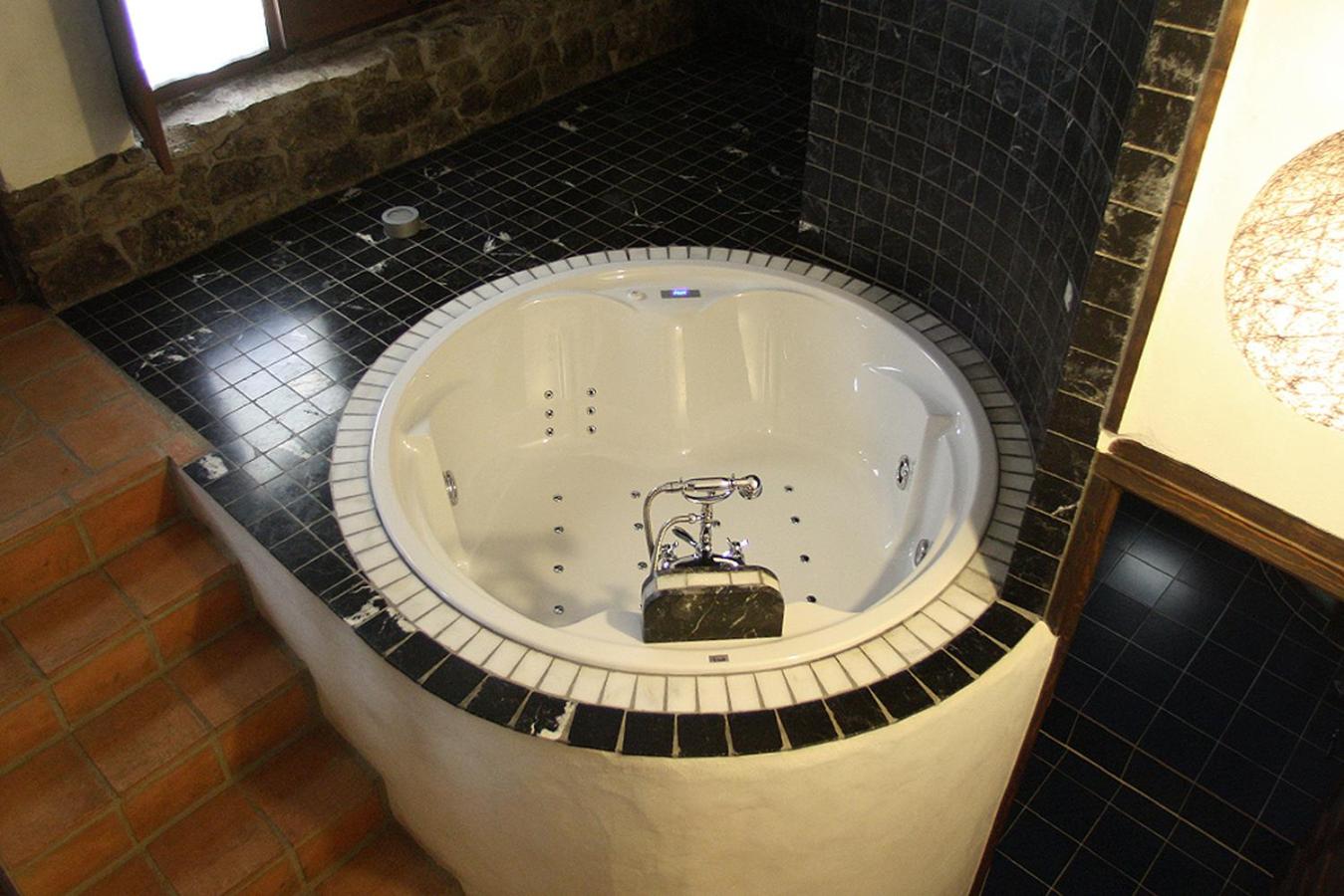 Double Room with Spa Bath - Photo 7