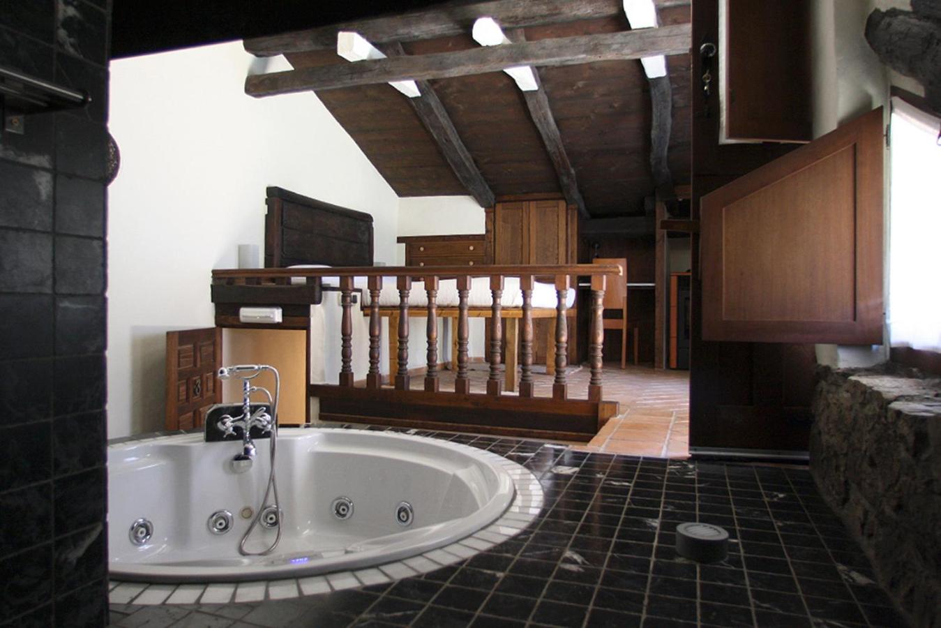 Double Room with Spa Bath - Photo 10