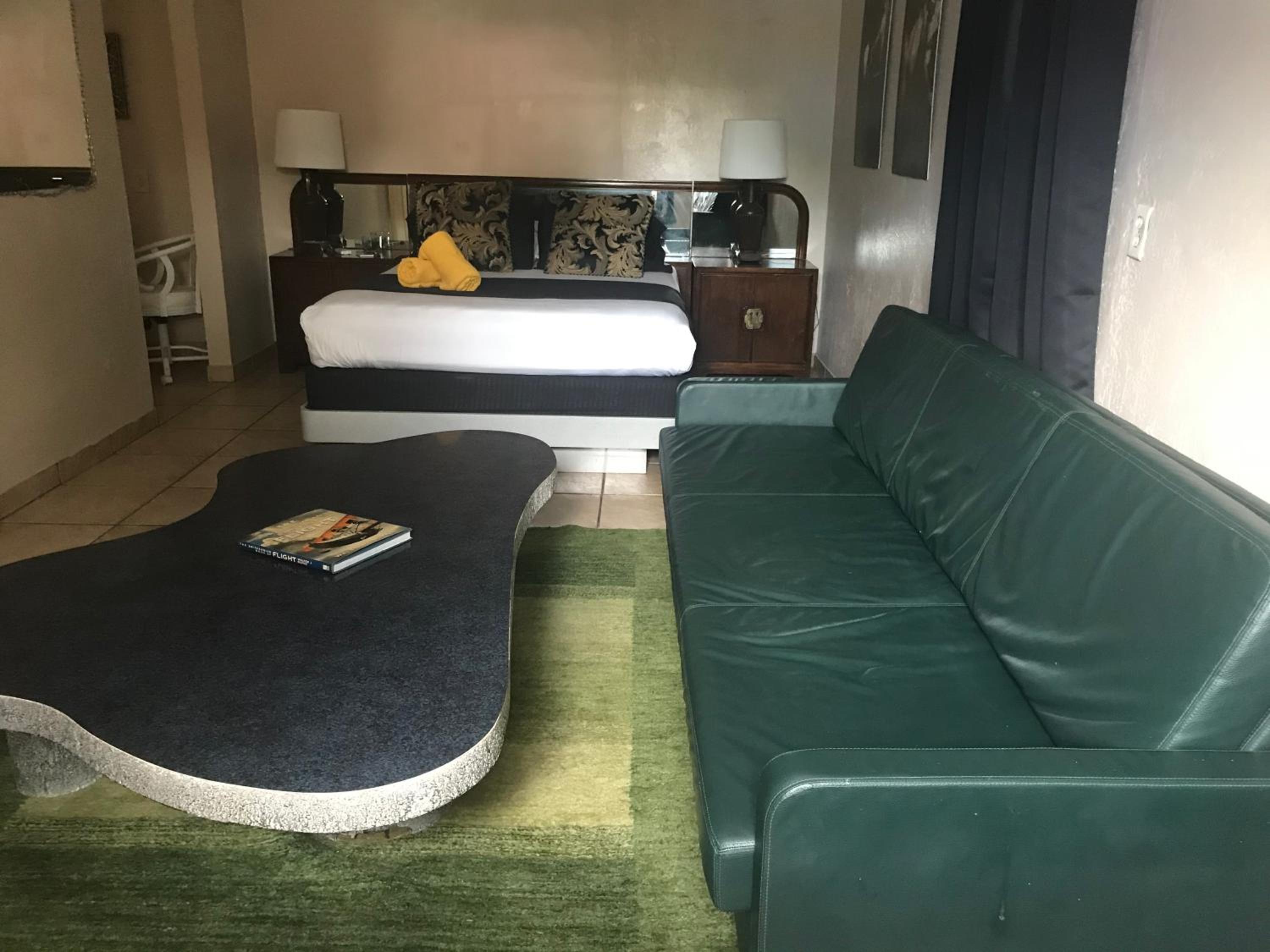 Queen Suite with Pool View photo 1