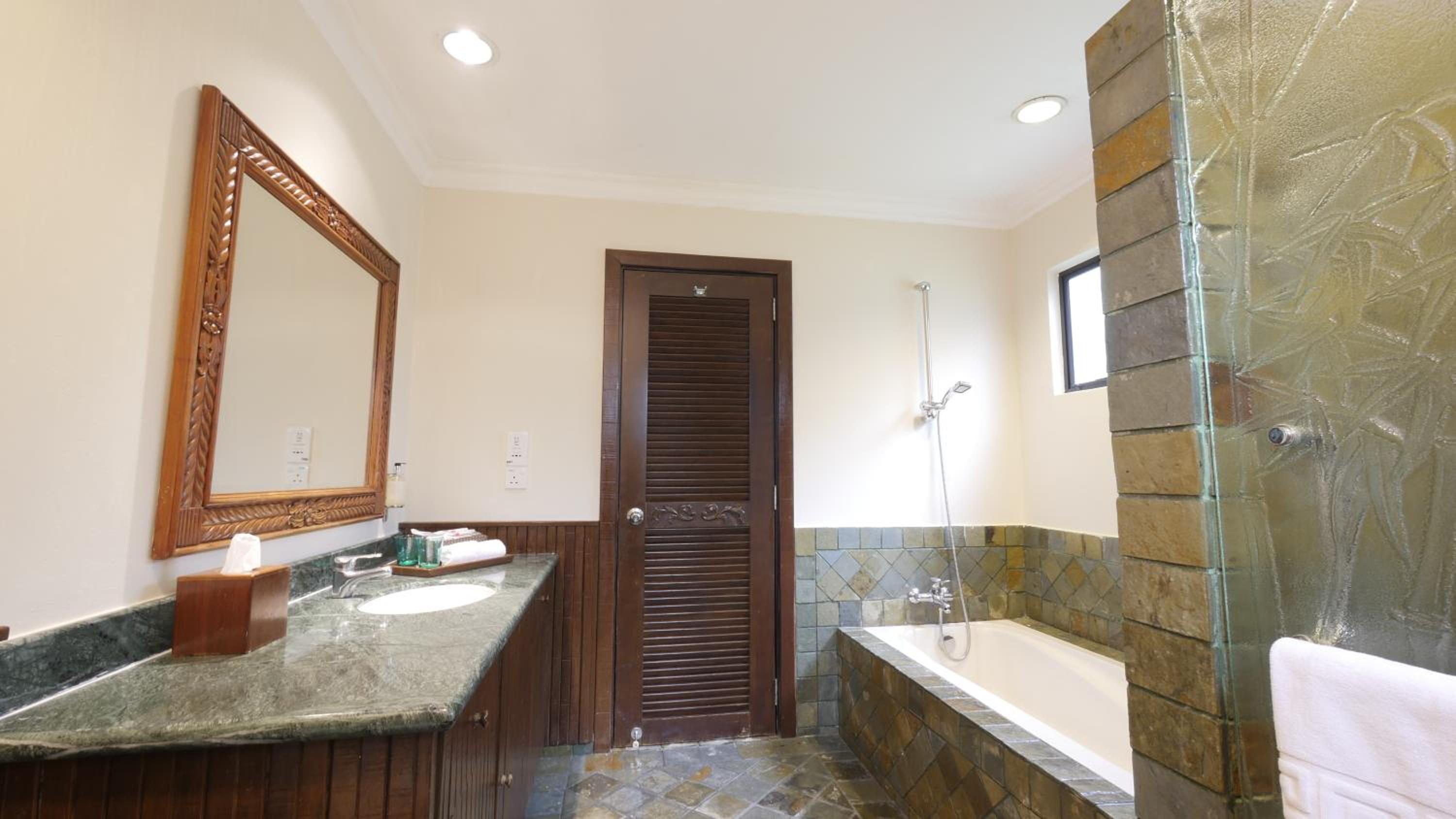 Executive King Room Pool View - Photo 5