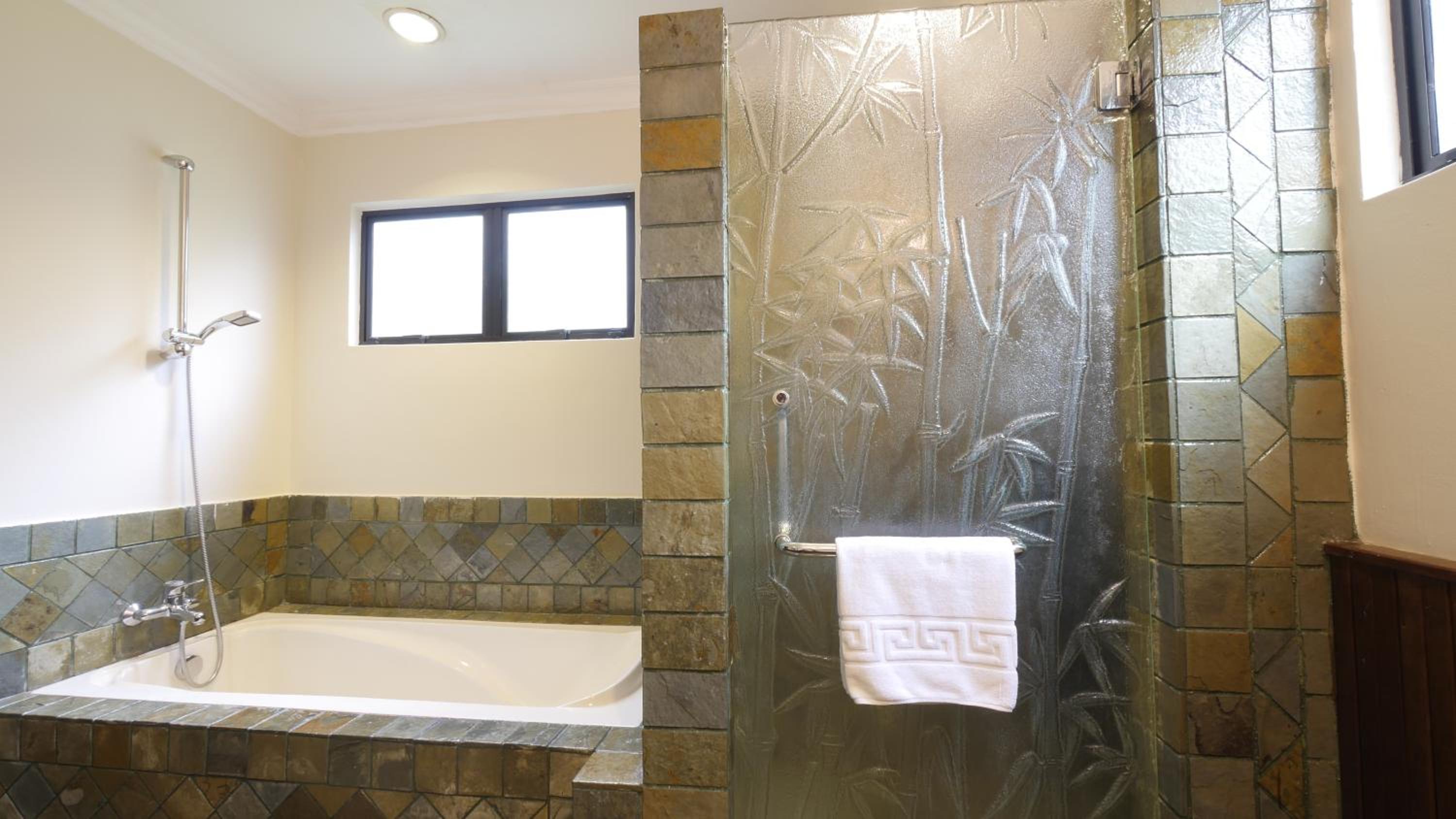 Executive King Room Pool View - Photo 6