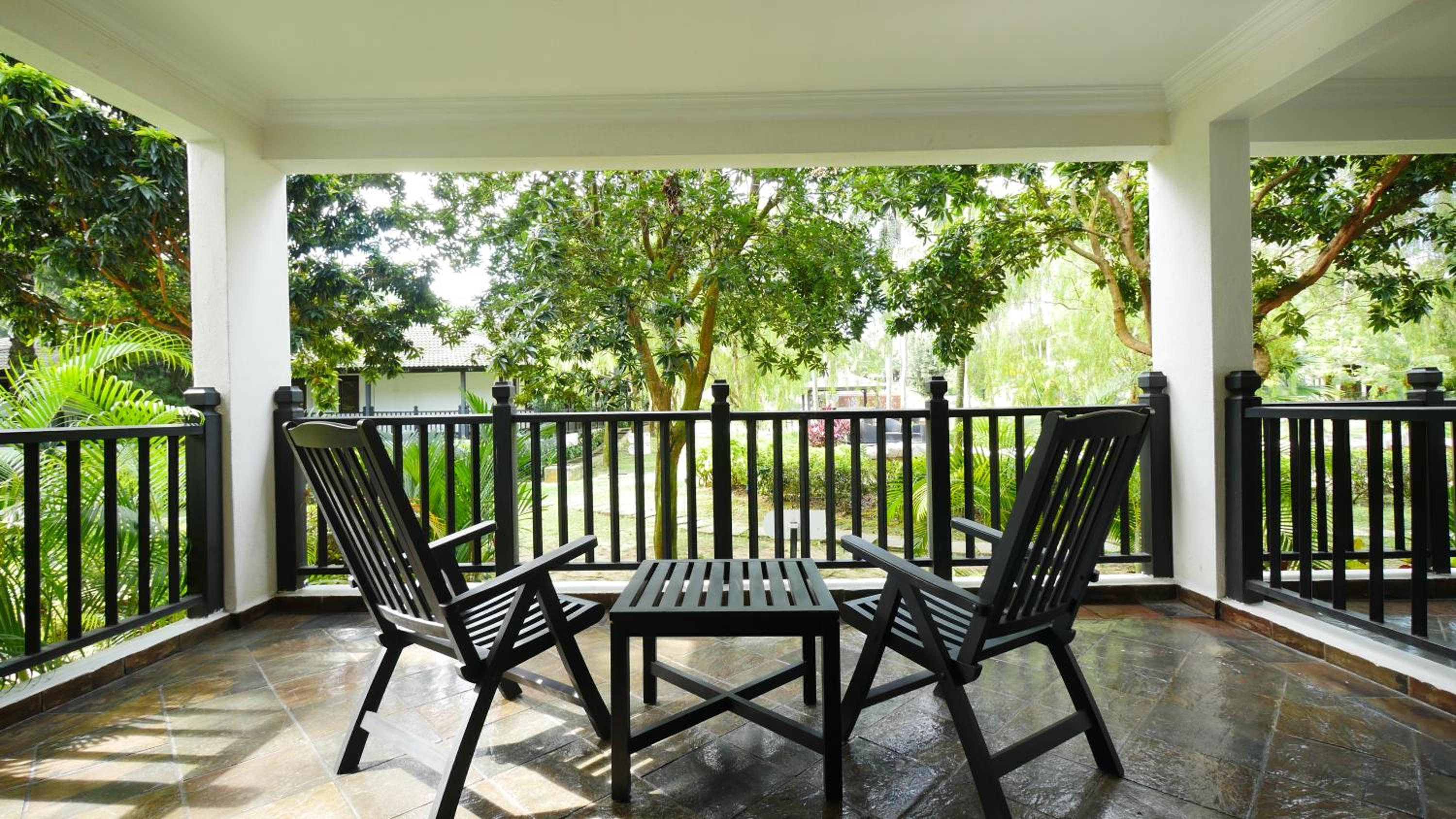 Executive King Room Pool View - Photo 4