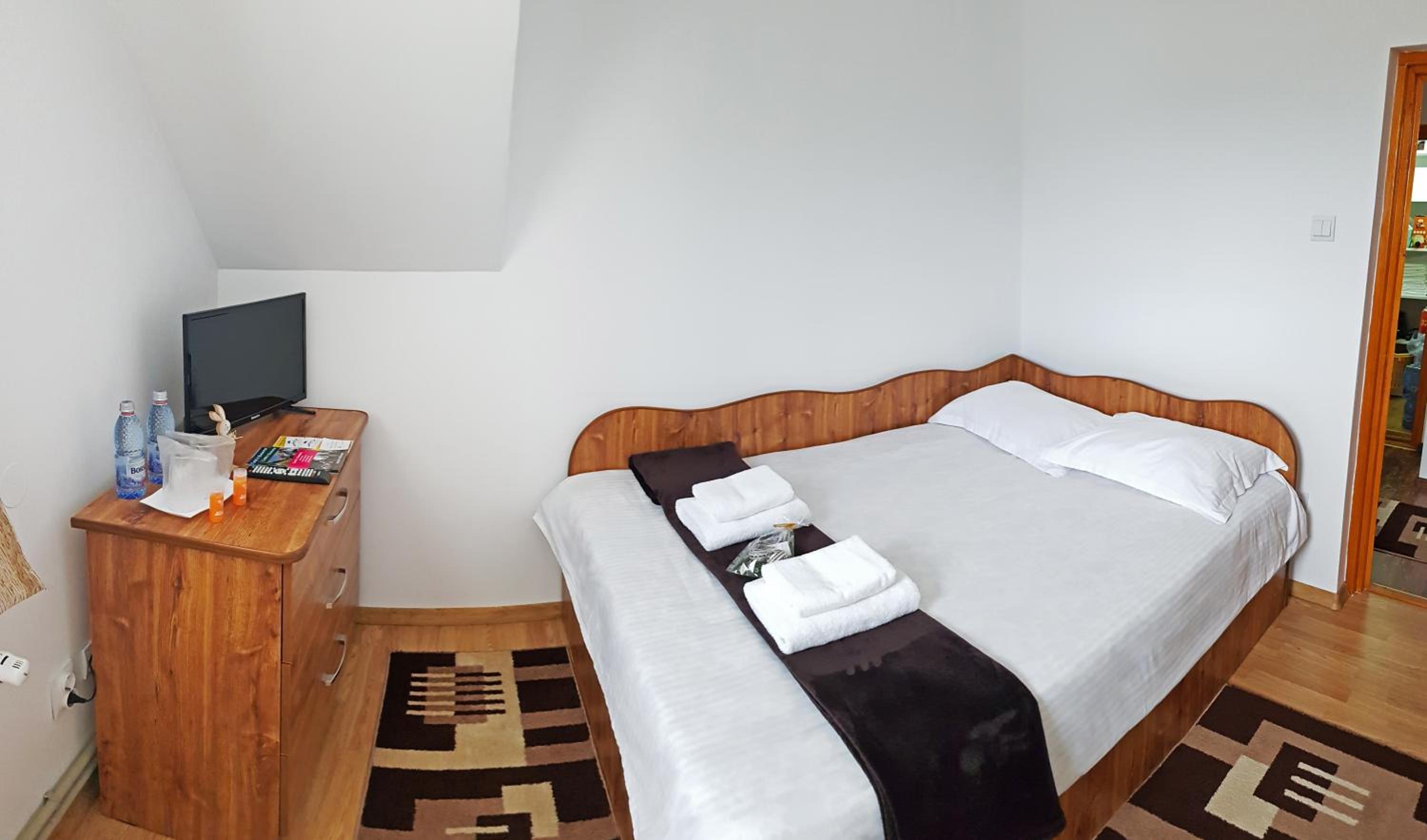 Double Room with Shared Bathroom photo 2