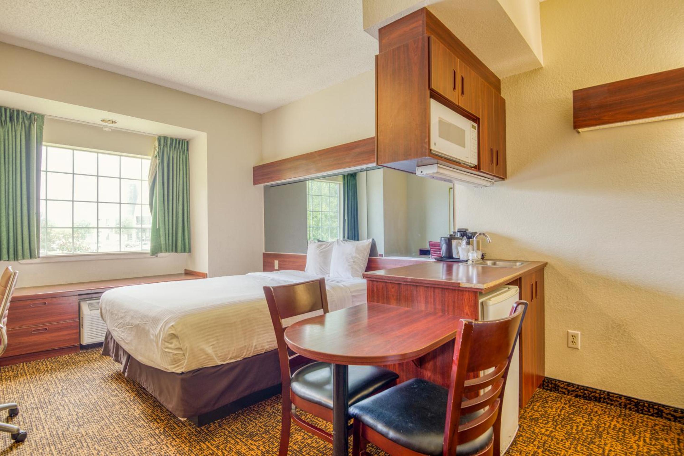 Queen Room - Disability Access - Photo 2