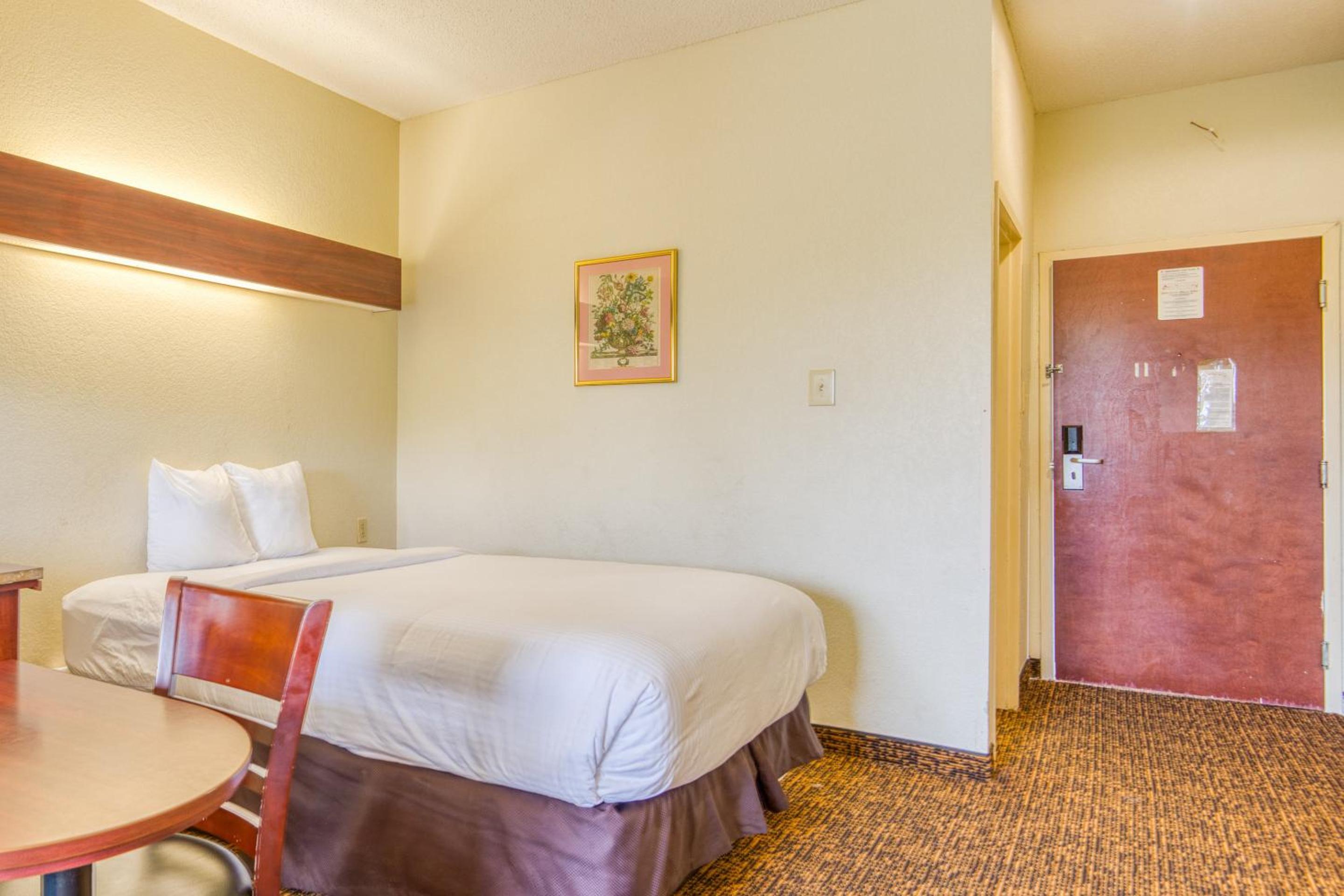 Queen Room - Disability Access - Photo 6
