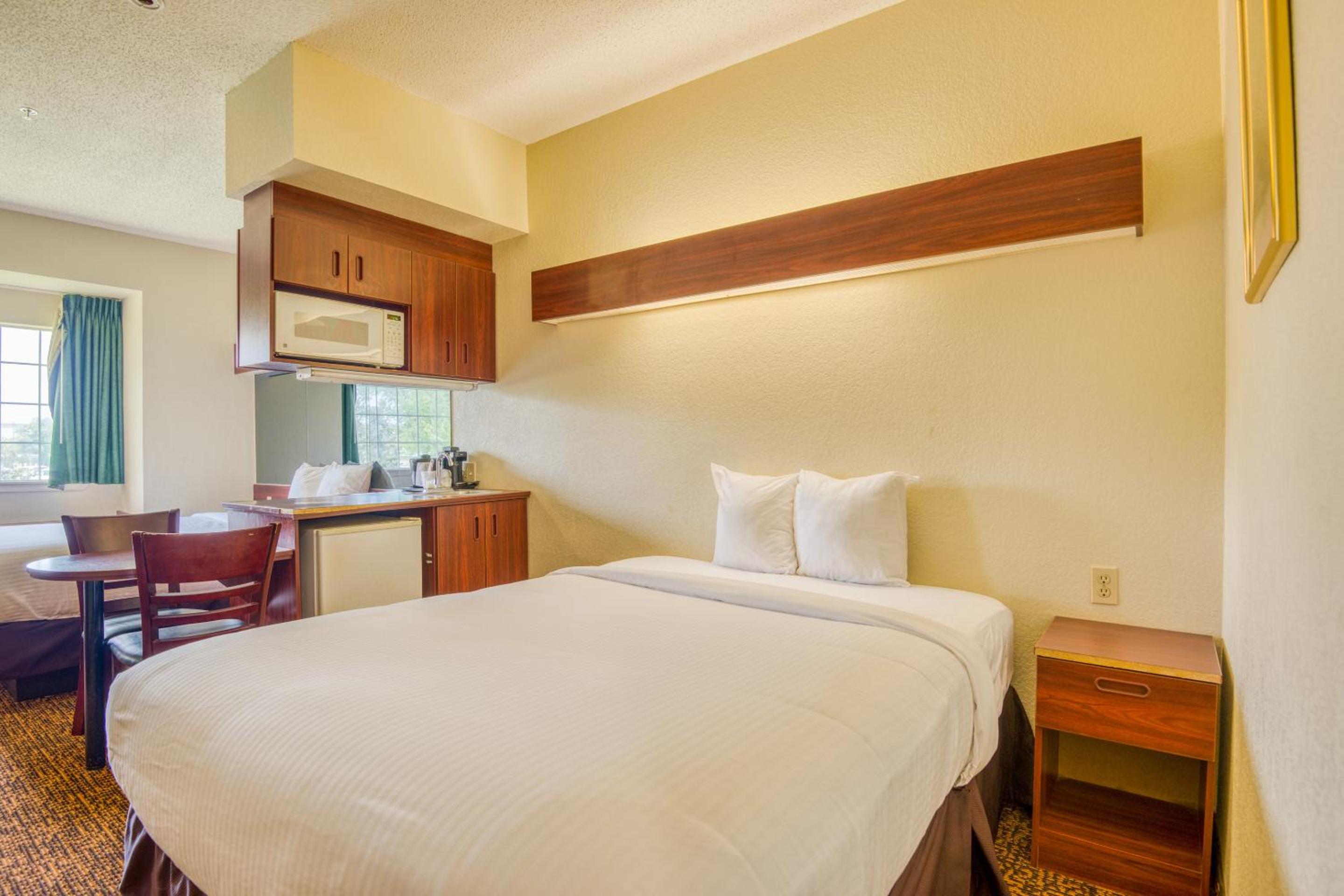 Queen Room - Disability Access - Photo 1