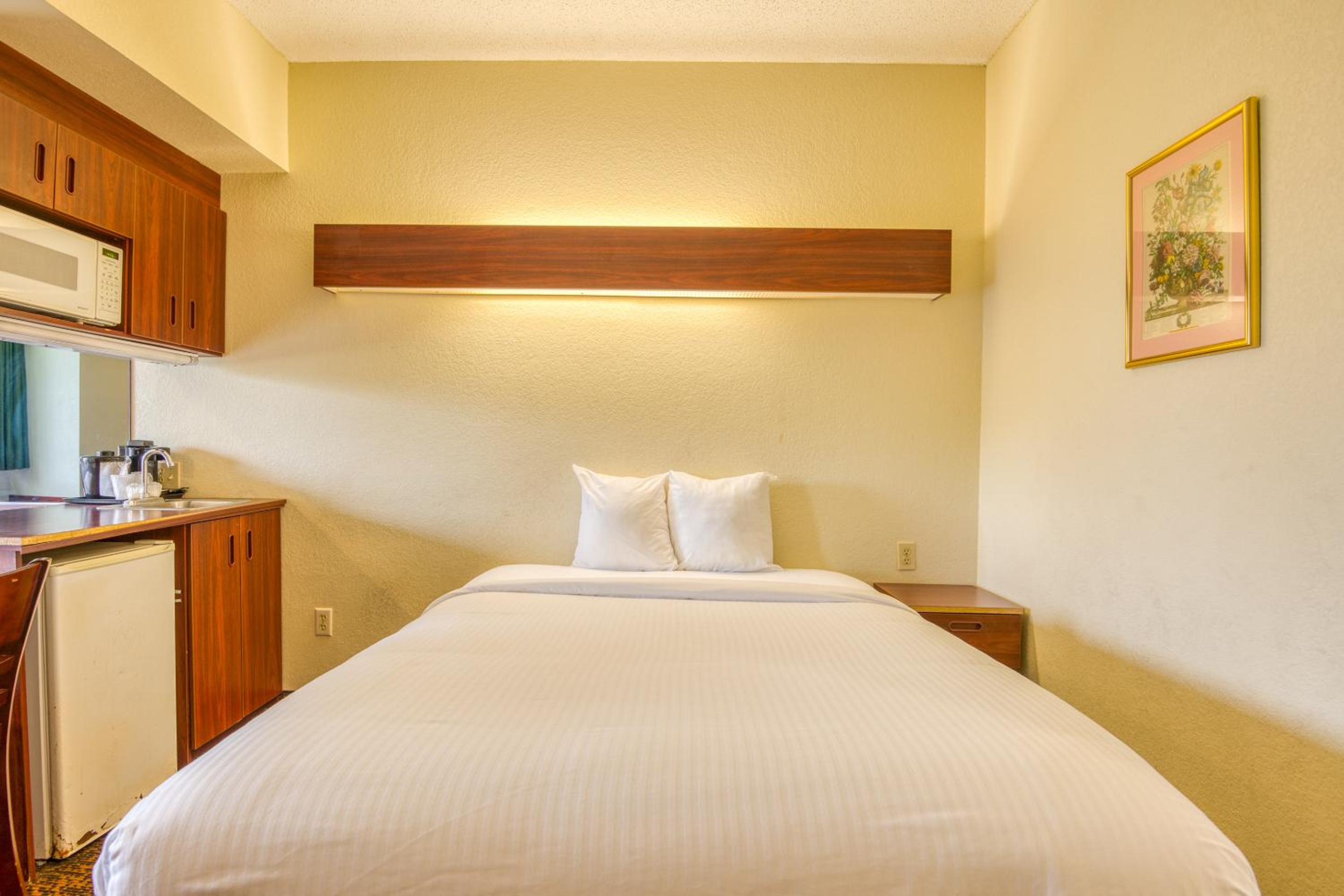 Queen Room - Disability Access - Photo 5