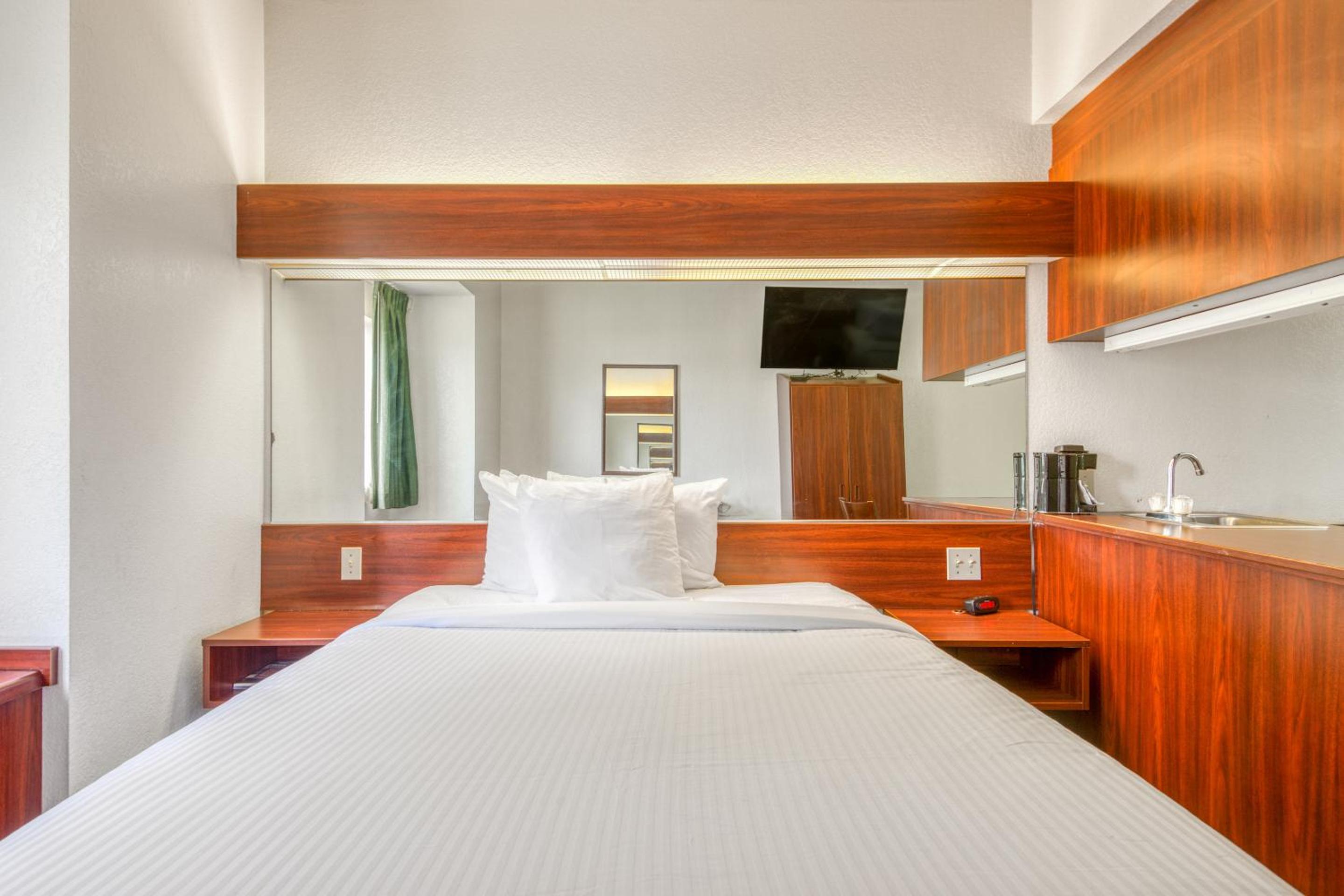 Premium Queen Bed - Photo 2