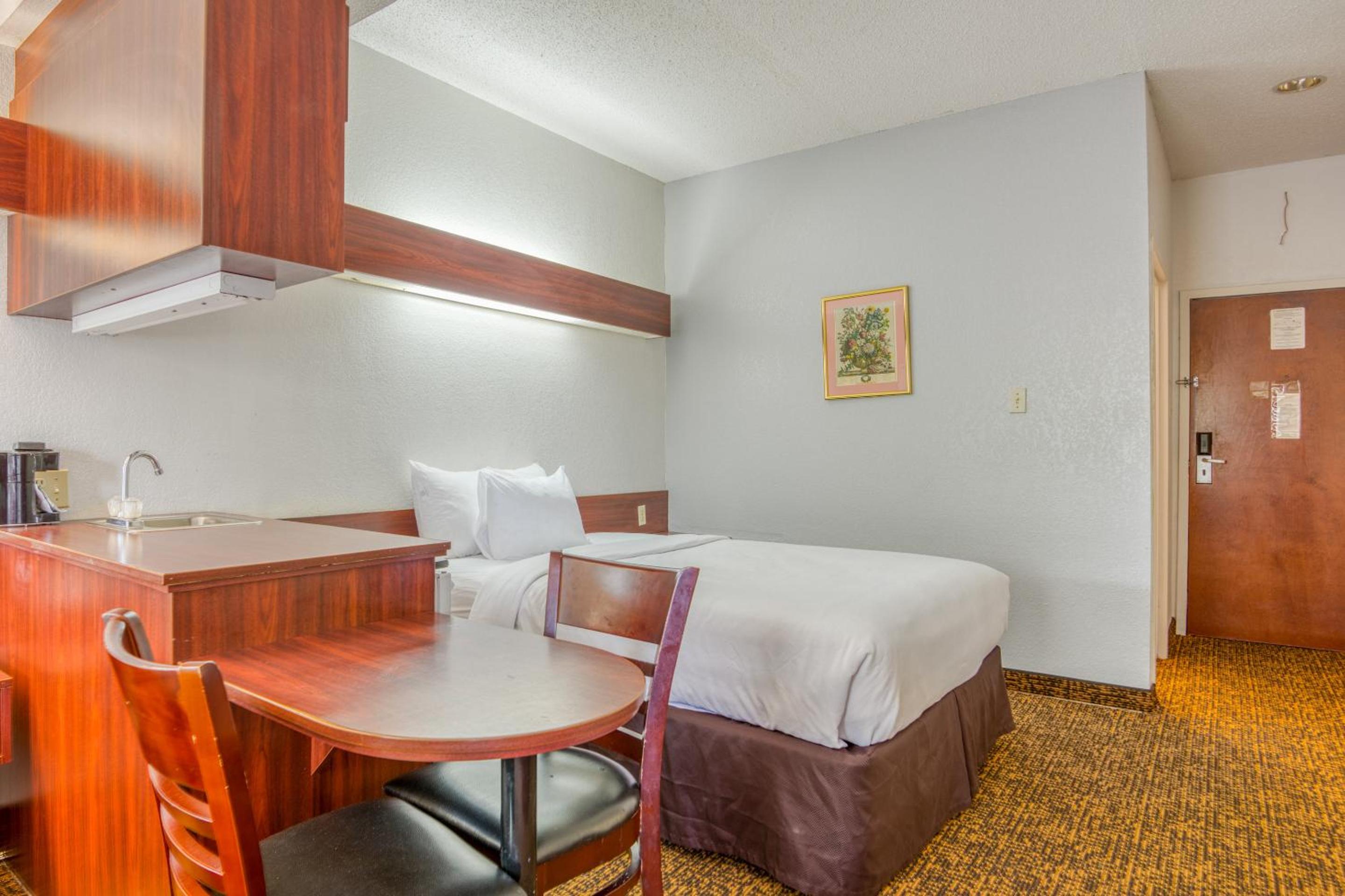 Premium Queen Bed - Photo 6