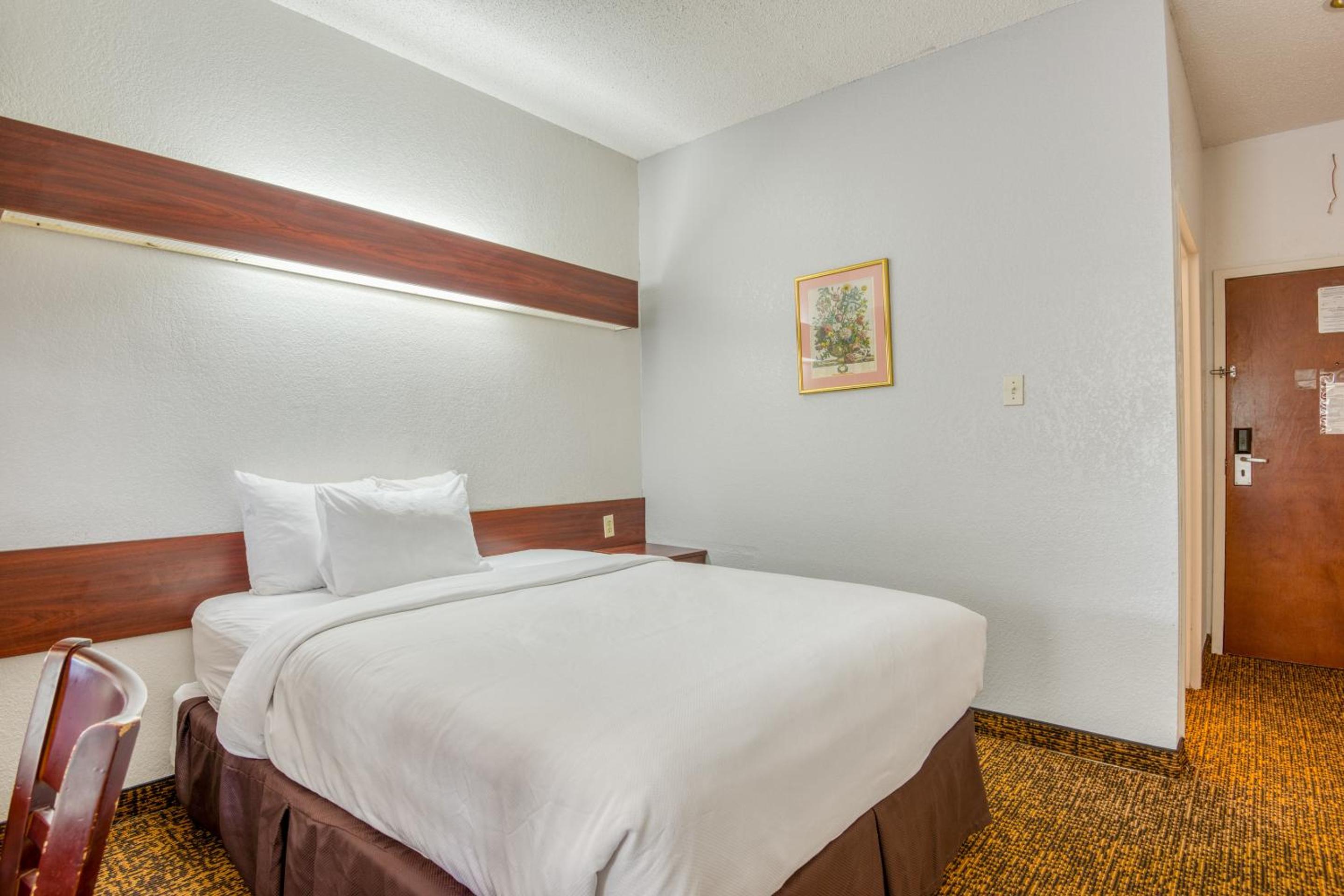 Premium Queen Bed - Photo 1