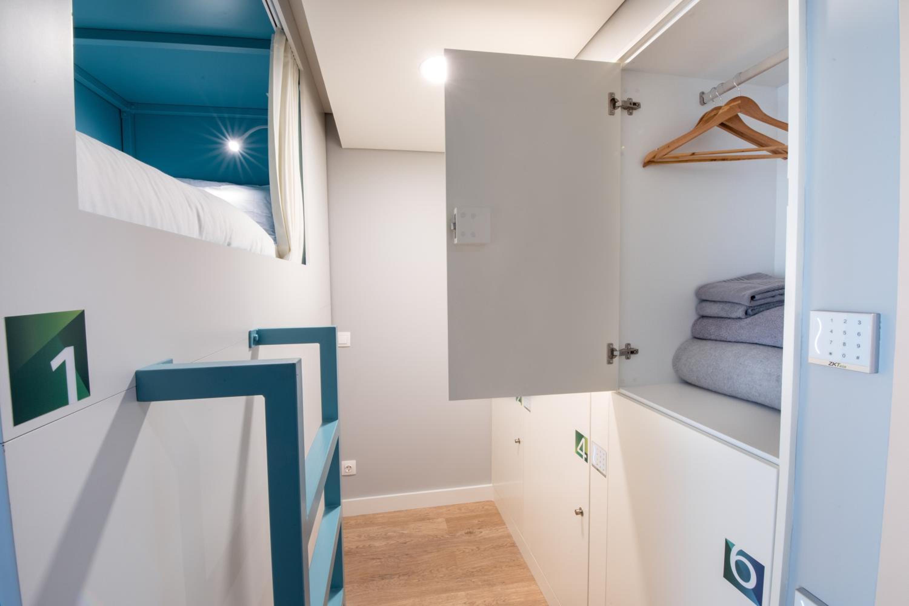 Bed in 6-Bed Female Dormitory Room photo 3