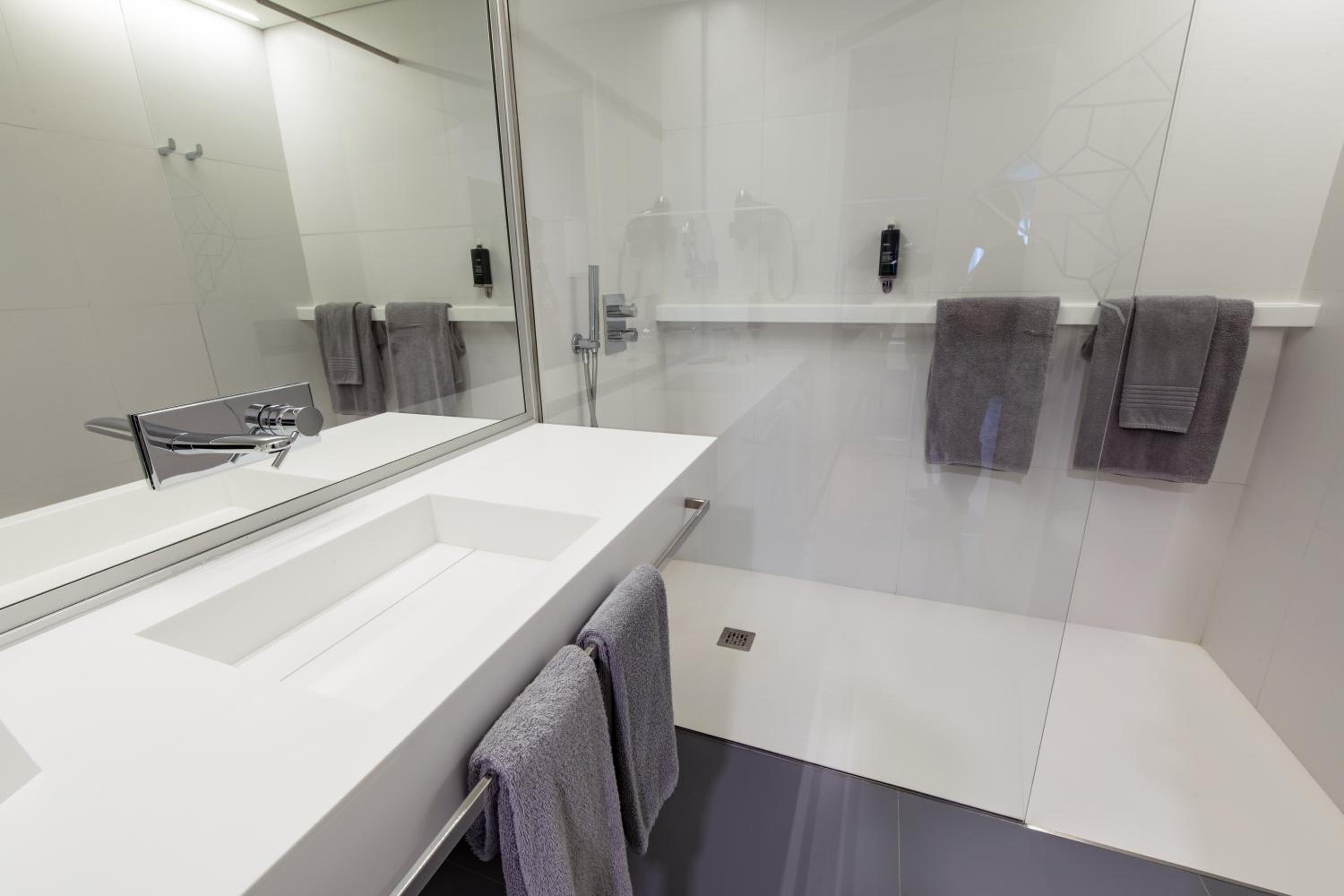 Family Room with Private Bathroom photo 2