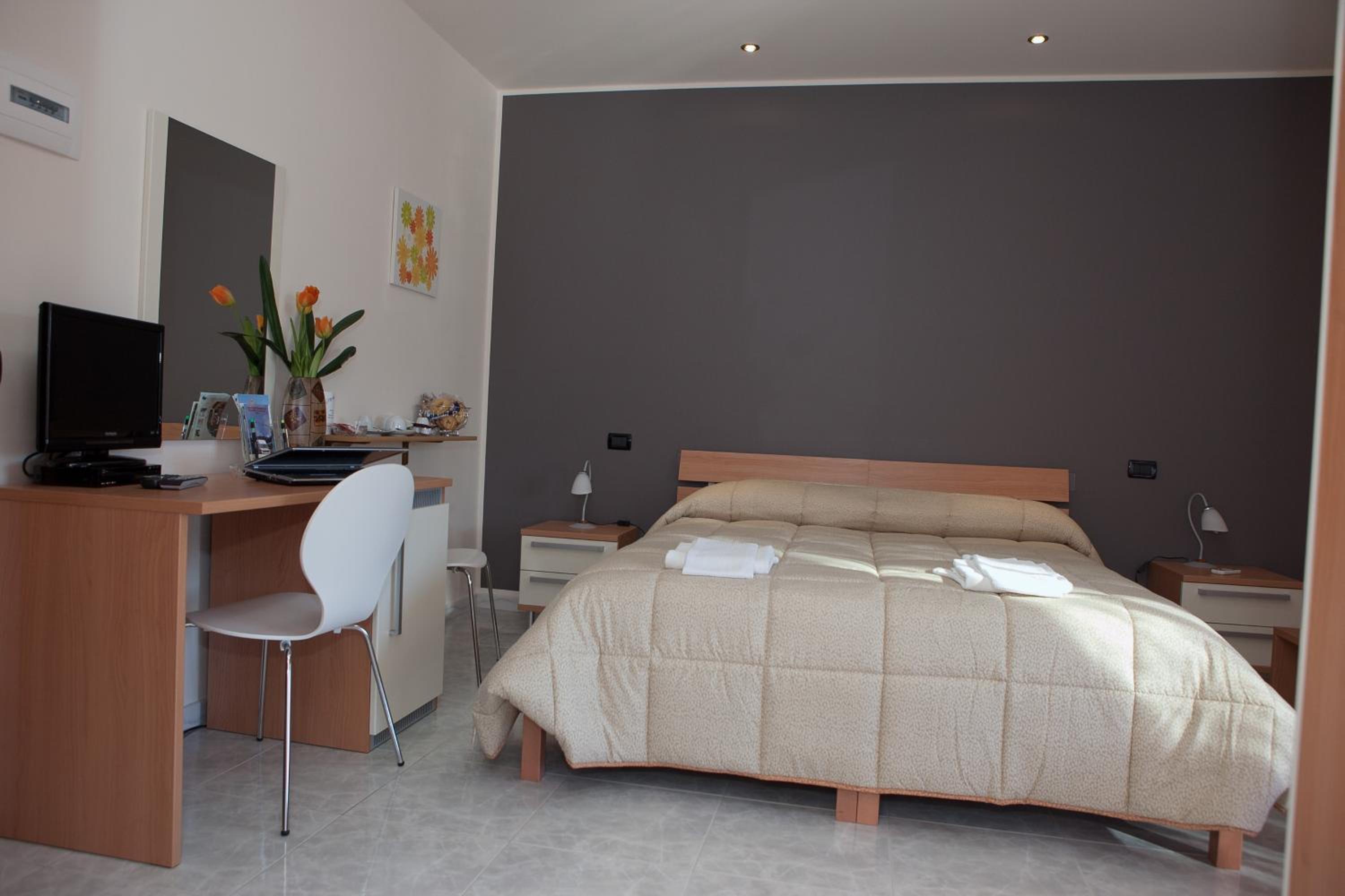 Deluxe Double or Twin Room with Pool View photo 3