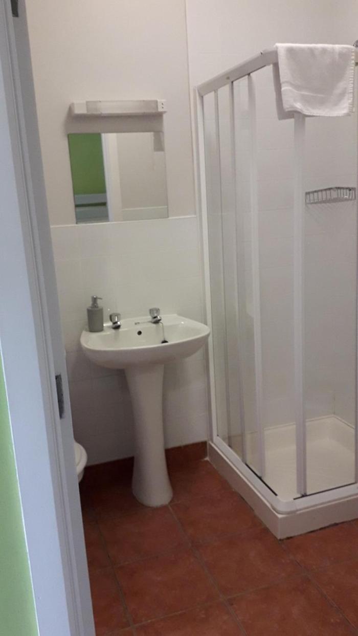 Quadruple Room with Private Bathroom - Photo 4