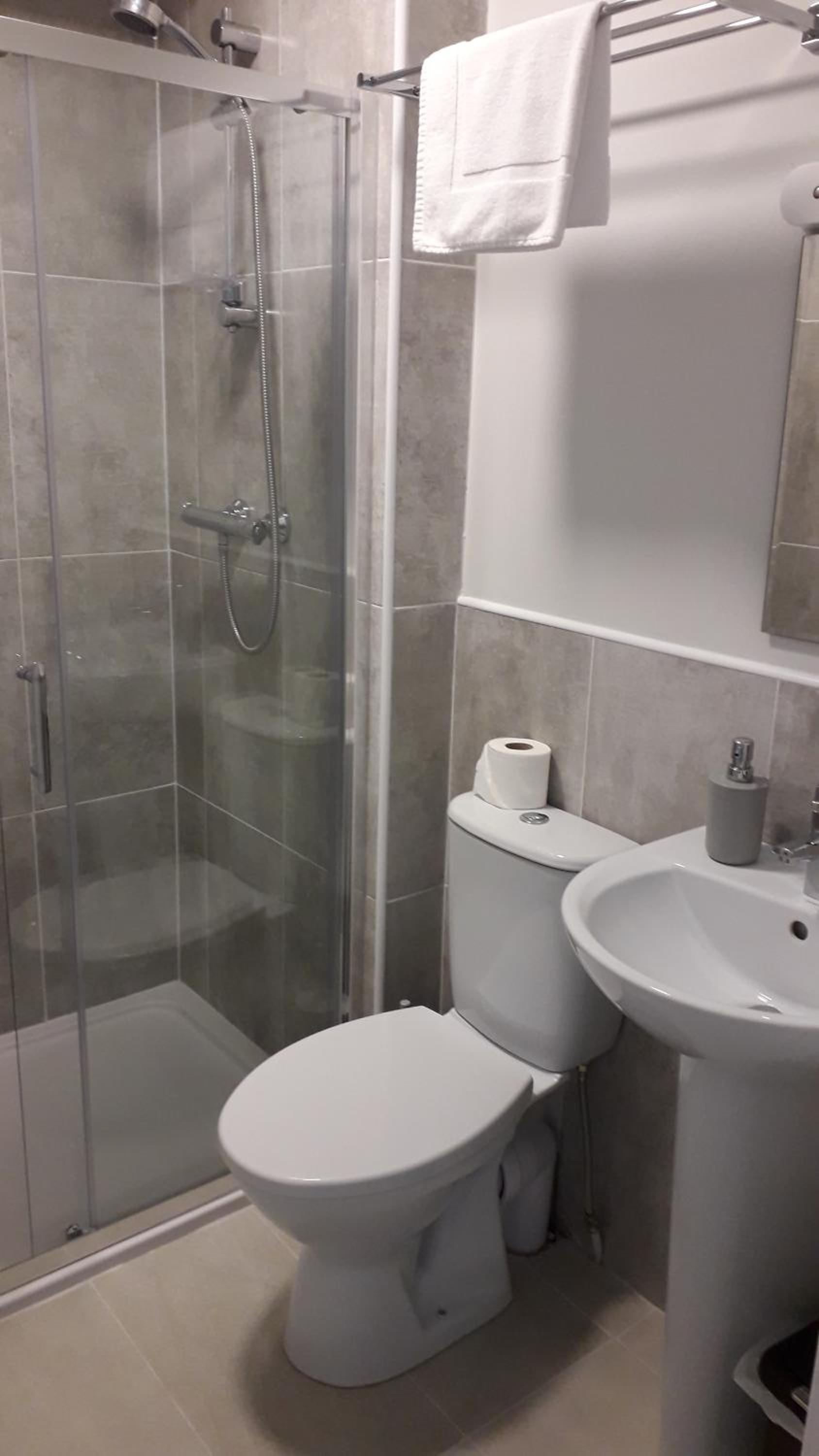 Double Room with Private Bathroom - Photo 3