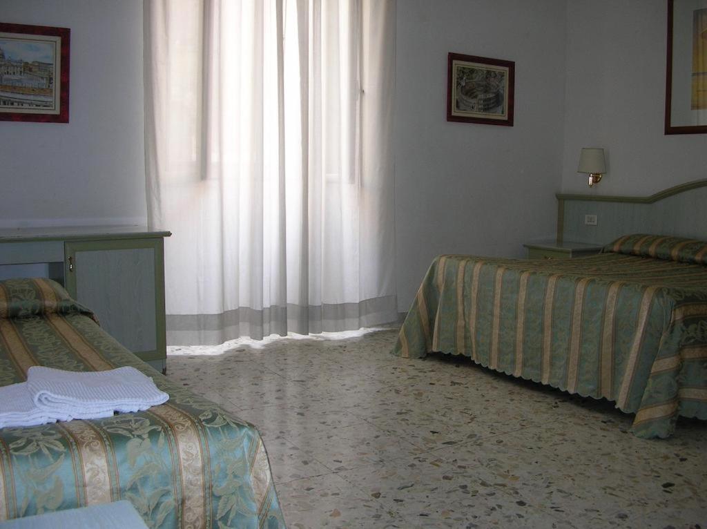 Quadruple Room with Private Bathroom photo 2