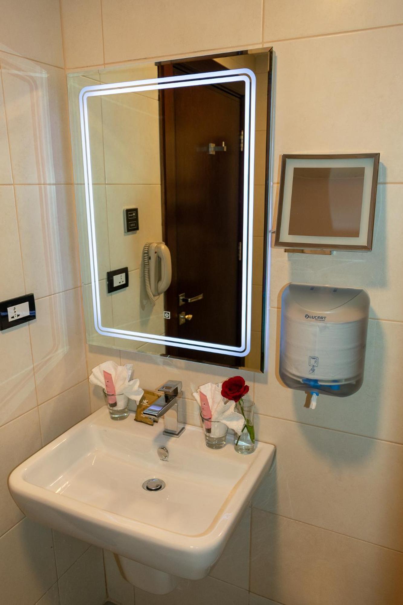 Standard Double or Twin Room - Photo 17