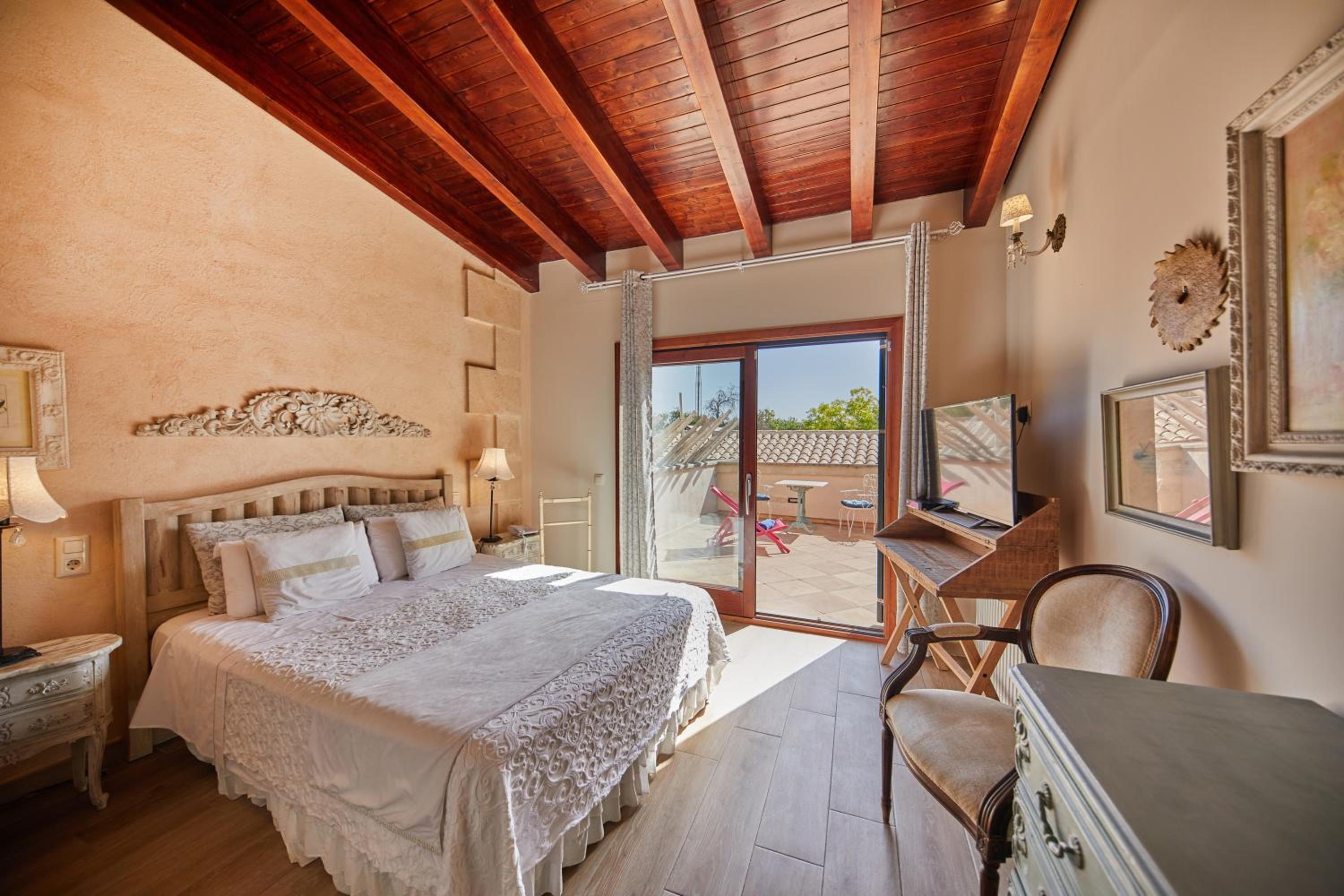 Deluxe Double Room with Balcony photo 3