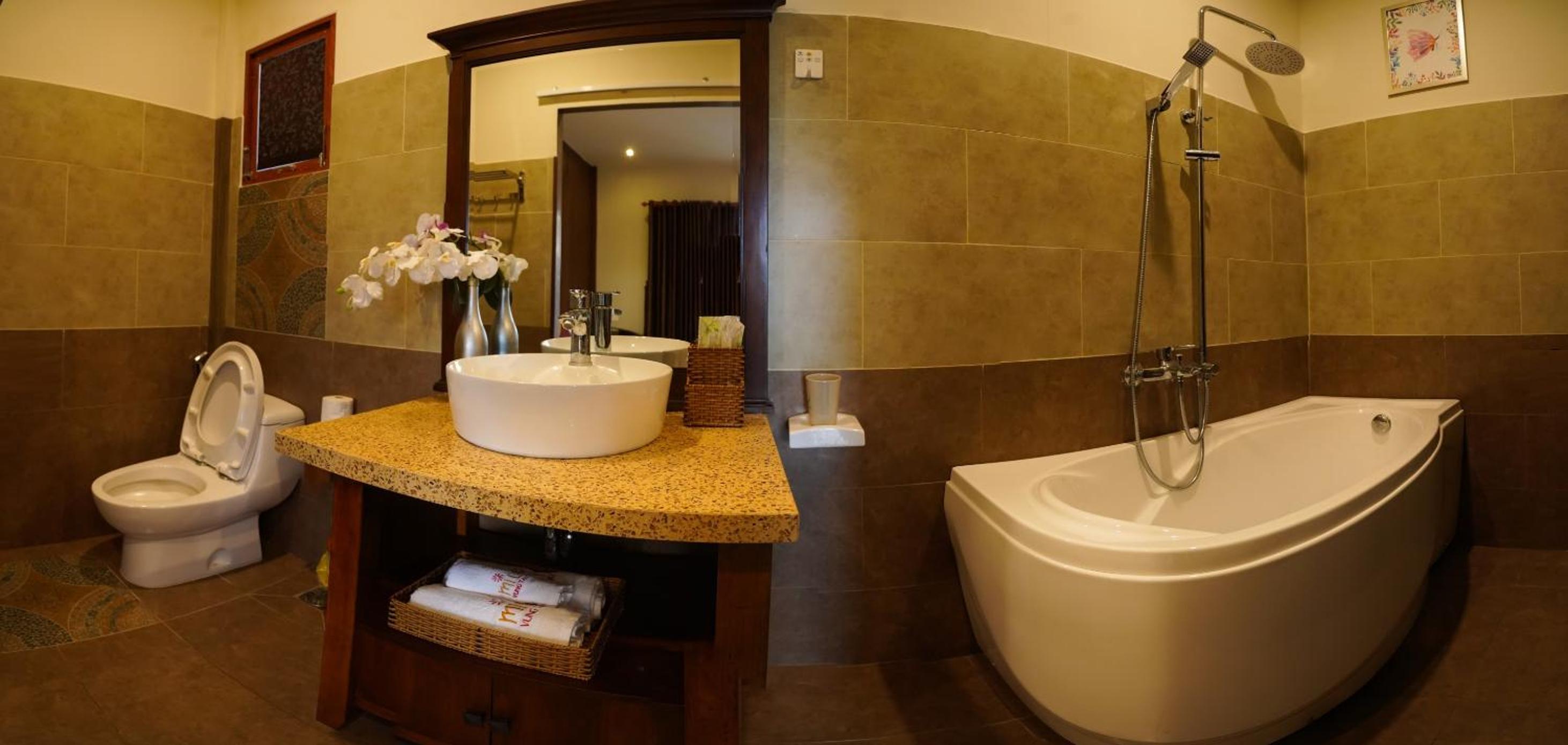 Deluxe Double Room with Bath - Photo 5