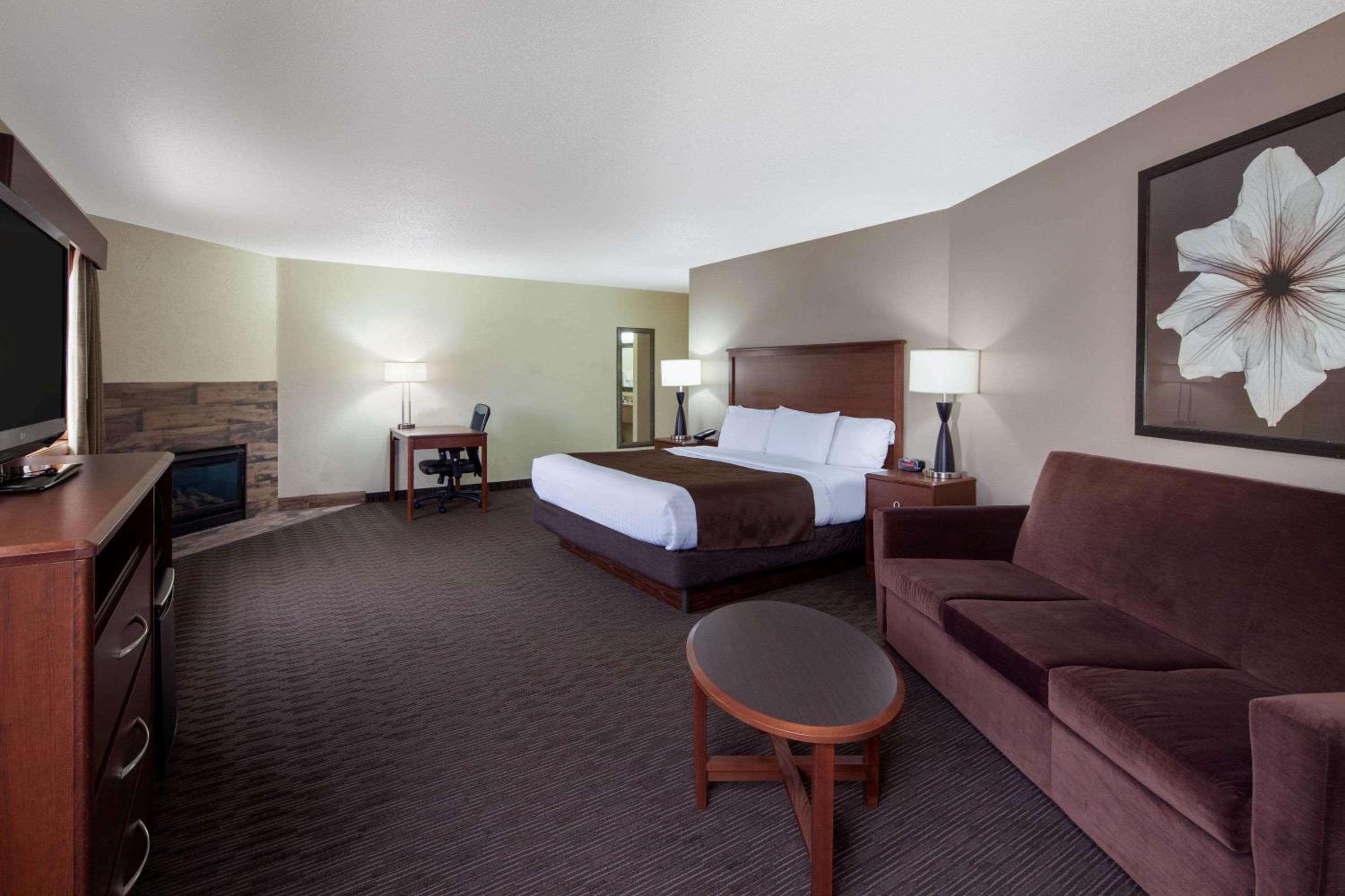 Deluxe King Suite - Non-Smoking photo 2