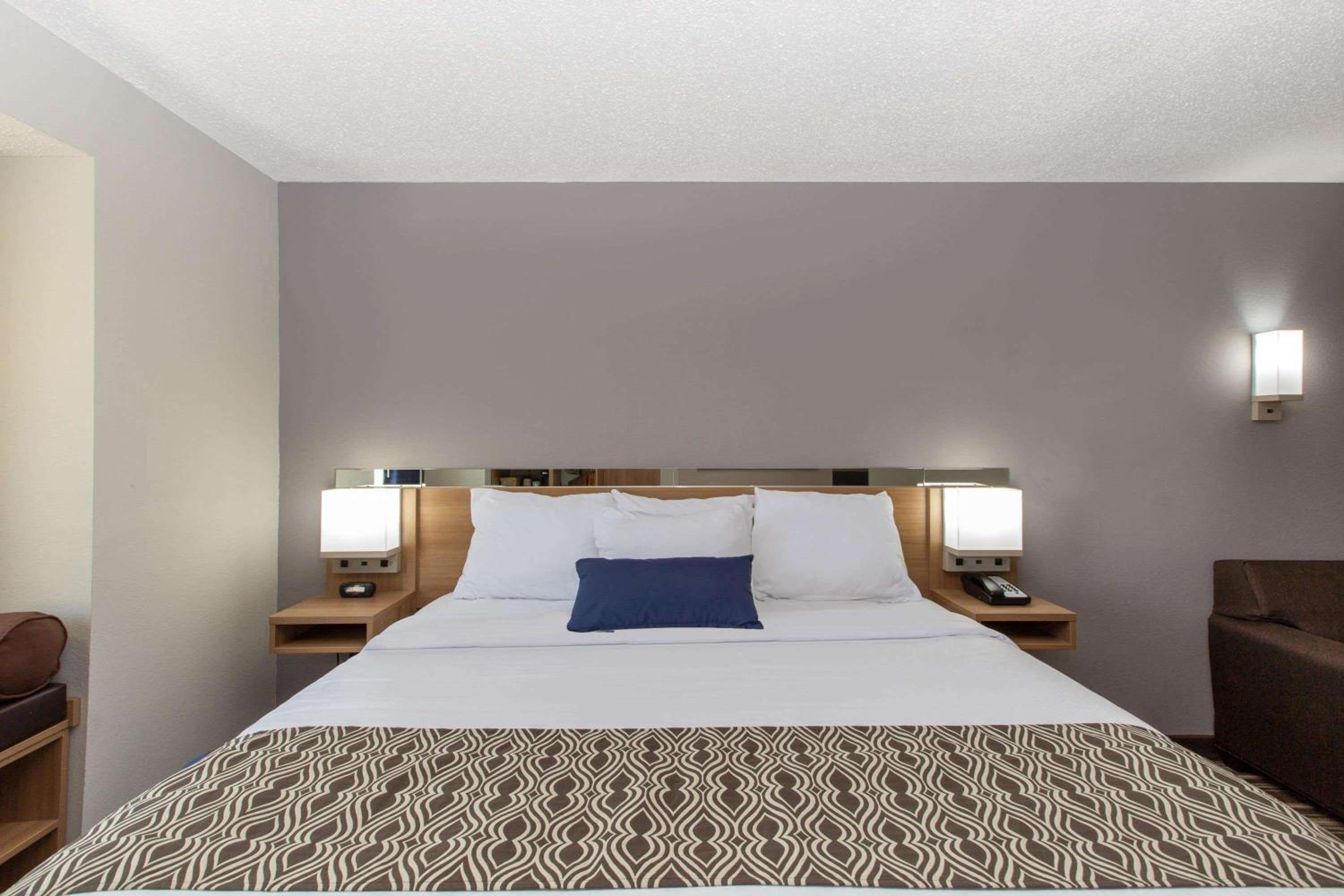King Suite - Non-Smoking - Photo 1