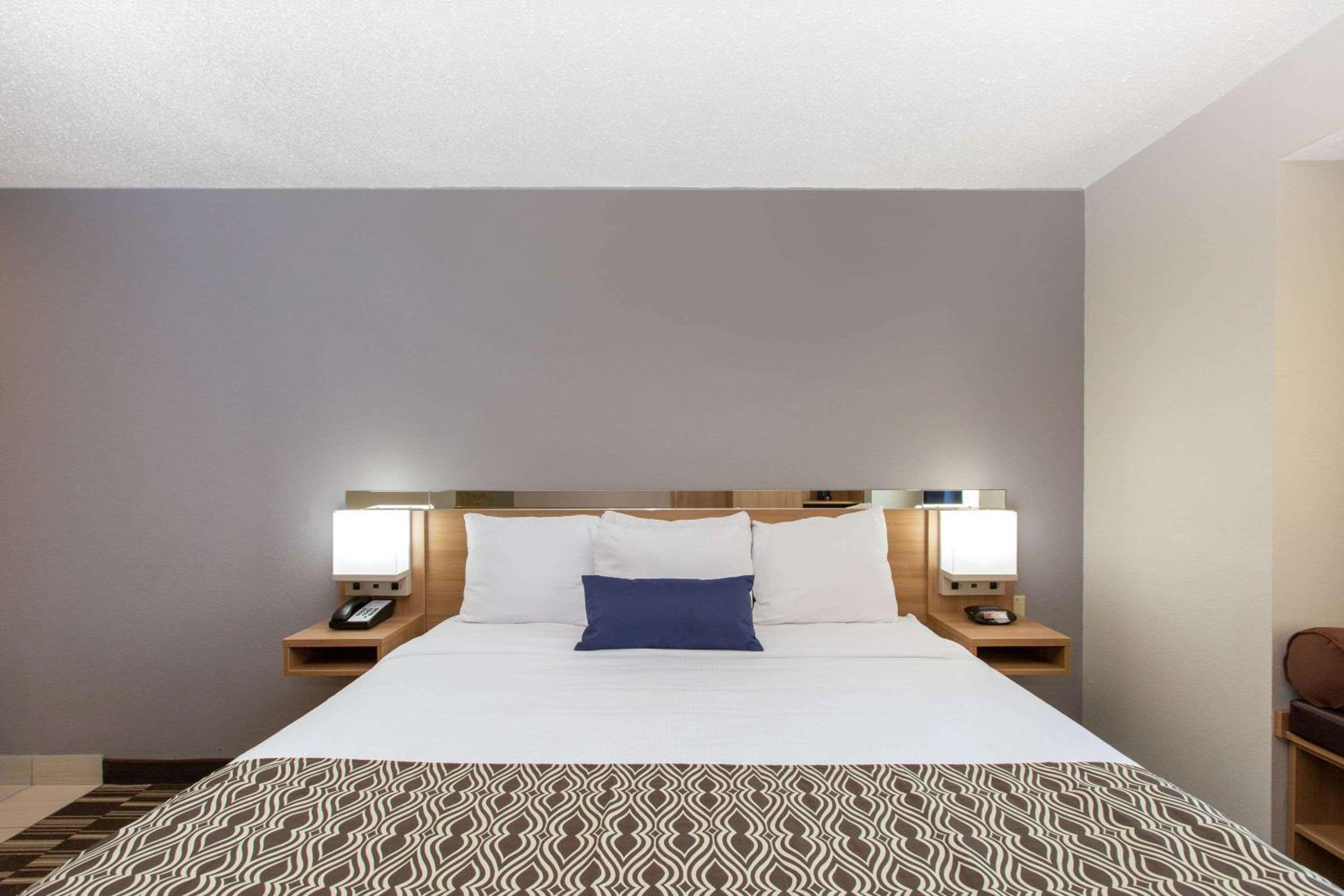 Deluxe King Room - Non-Smoking - Photo 1