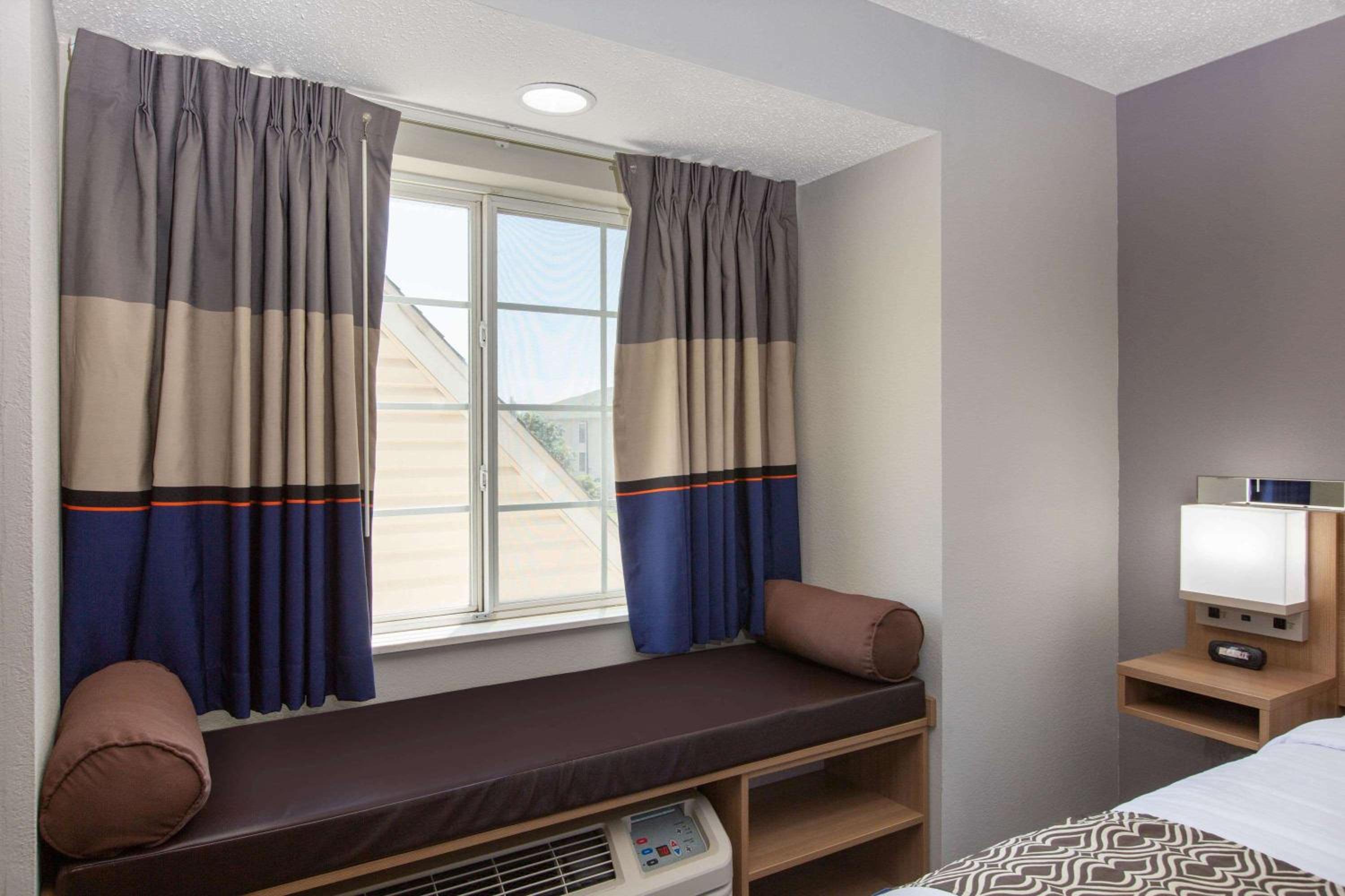 Queen Room with Two Queen Beds - Non-Smoking - Photo 2