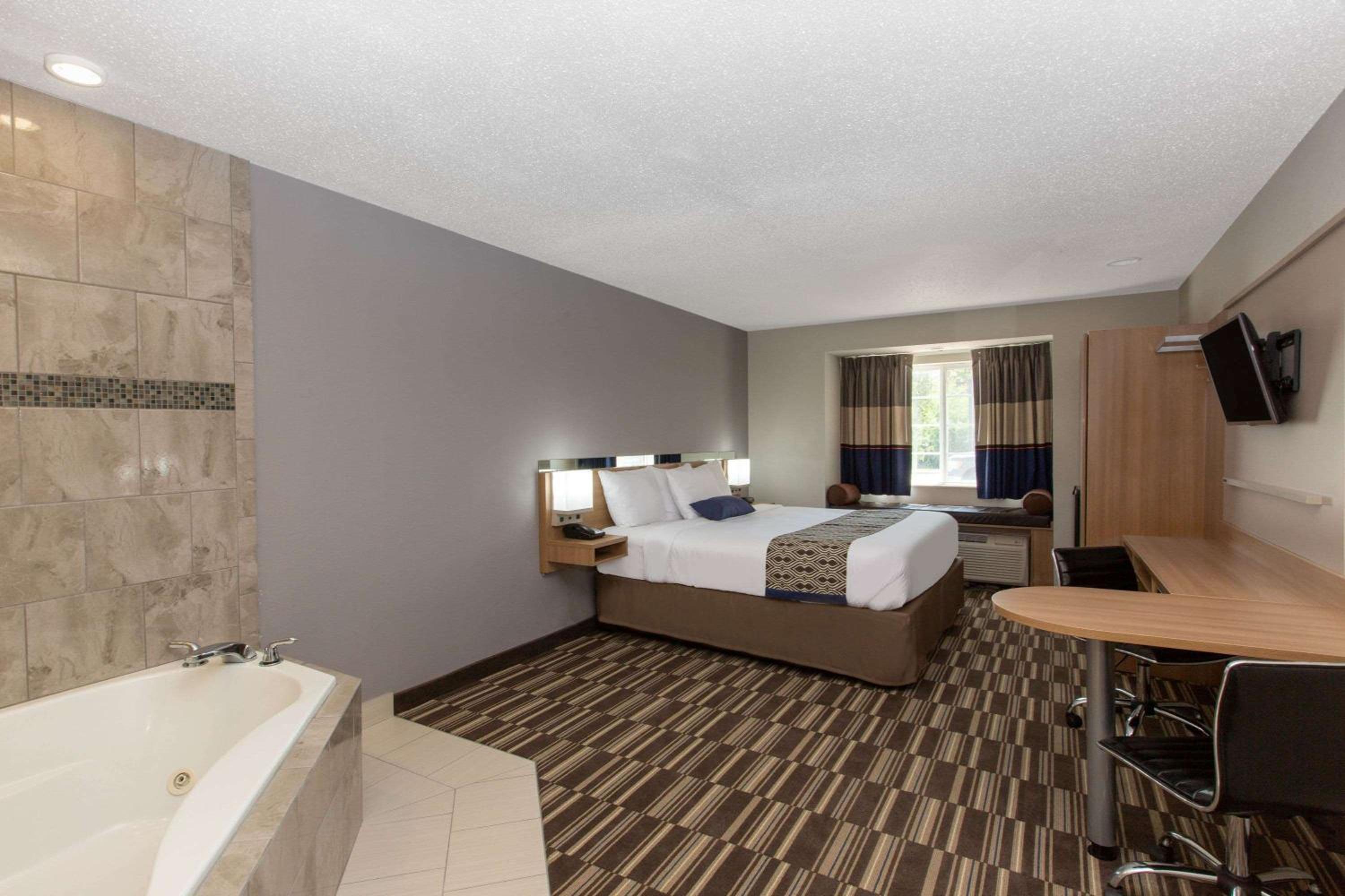 Deluxe King Room - Non-Smoking - Photo 2