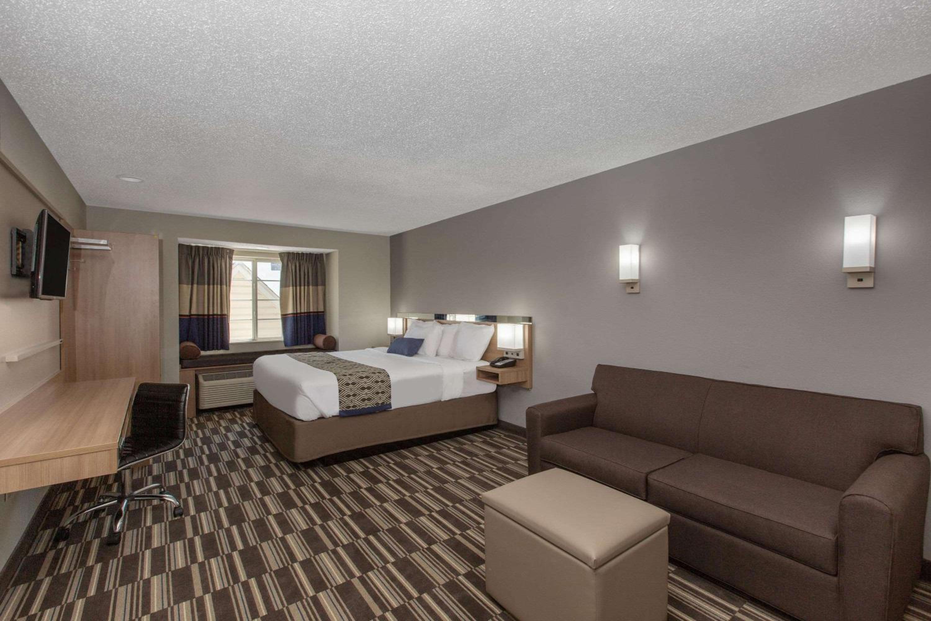 King Suite - Non-Smoking - Photo 2