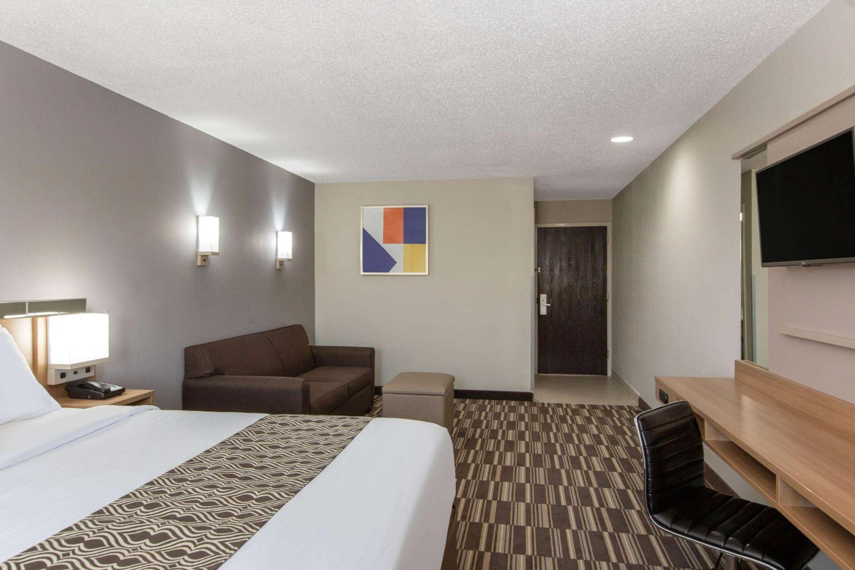 King Suite - Non-Smoking - Photo 5