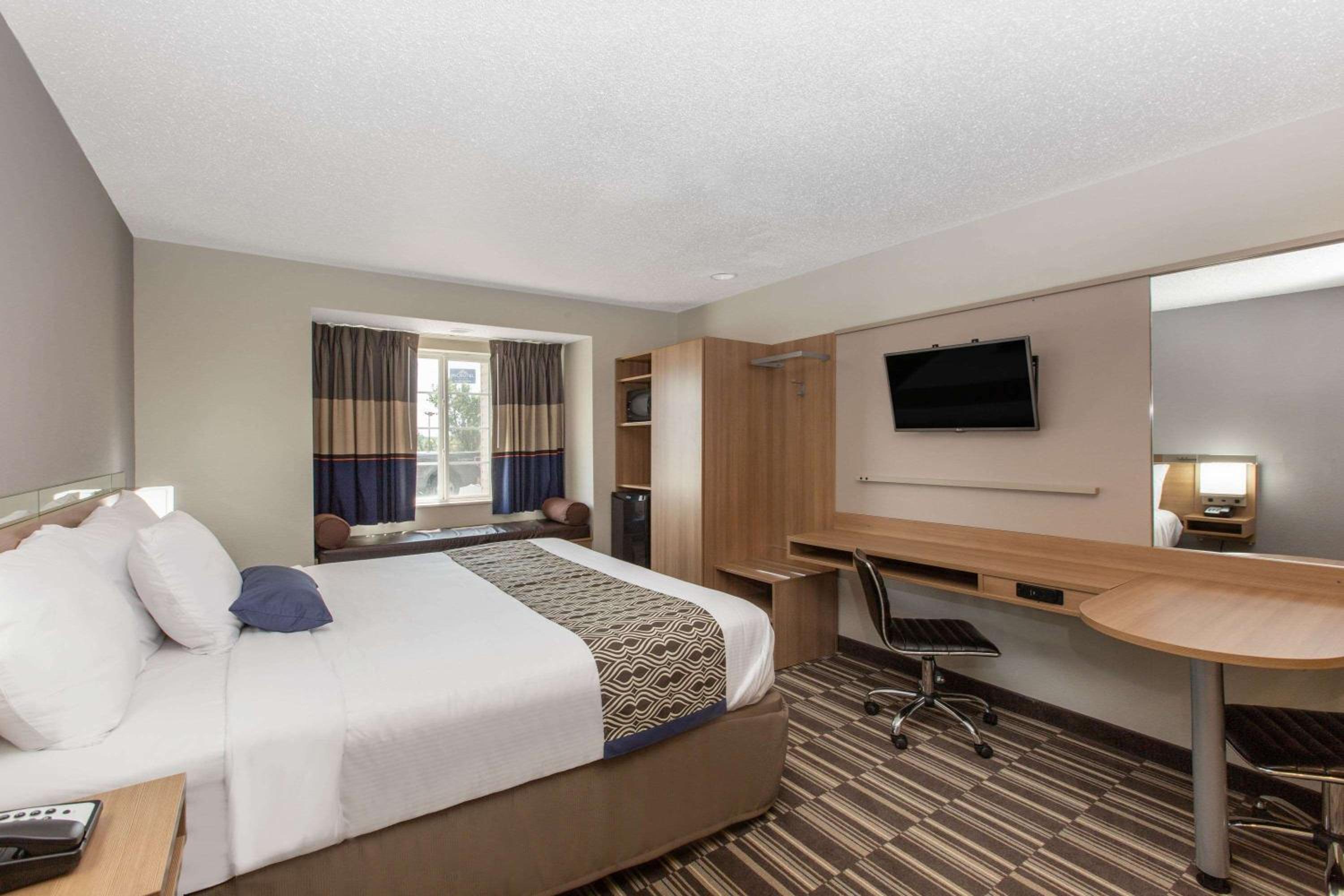 King Room - Non-Smoking - Photo 5
