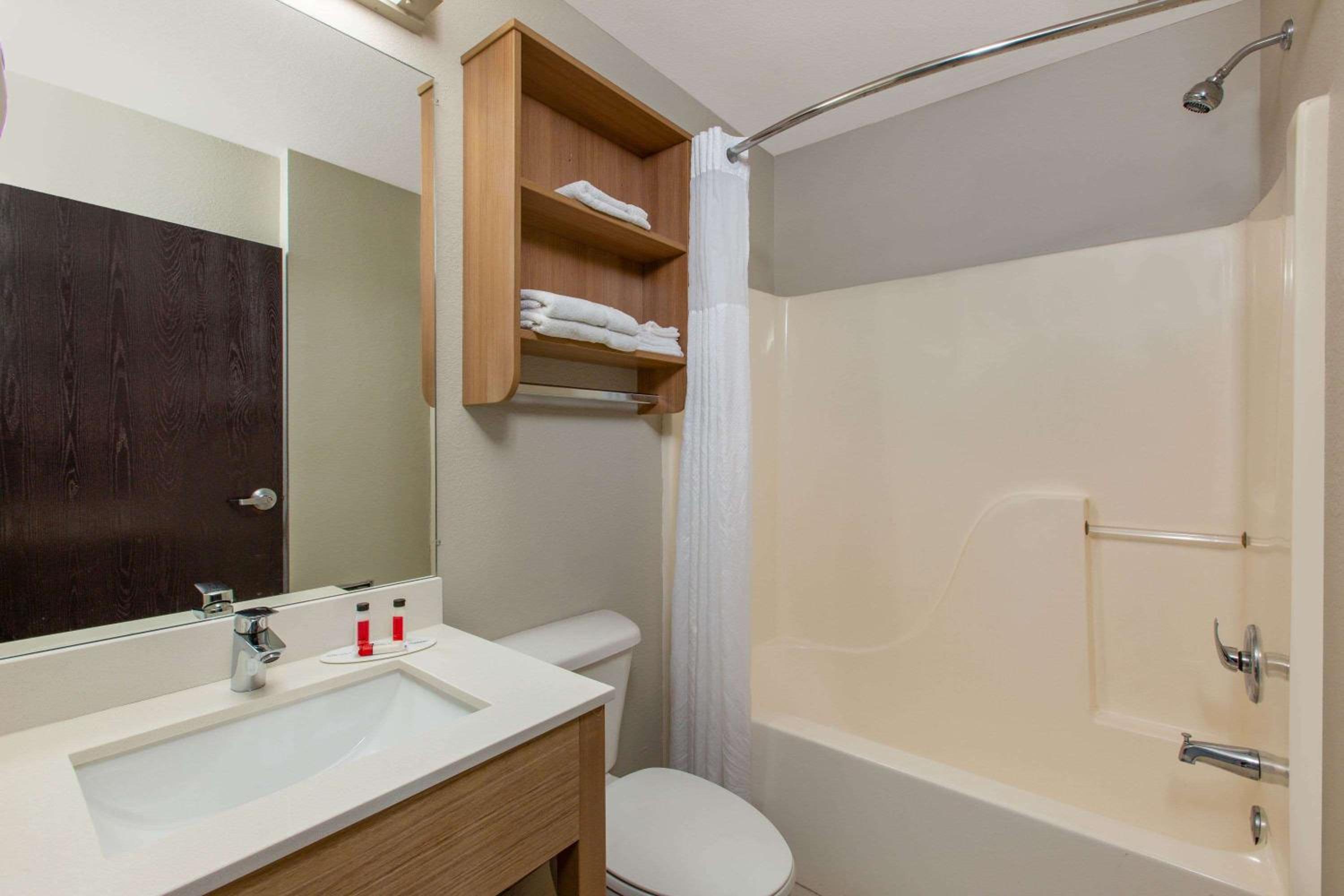 Queen Room with Two Queen Beds - Non-Smoking - Photo 4
