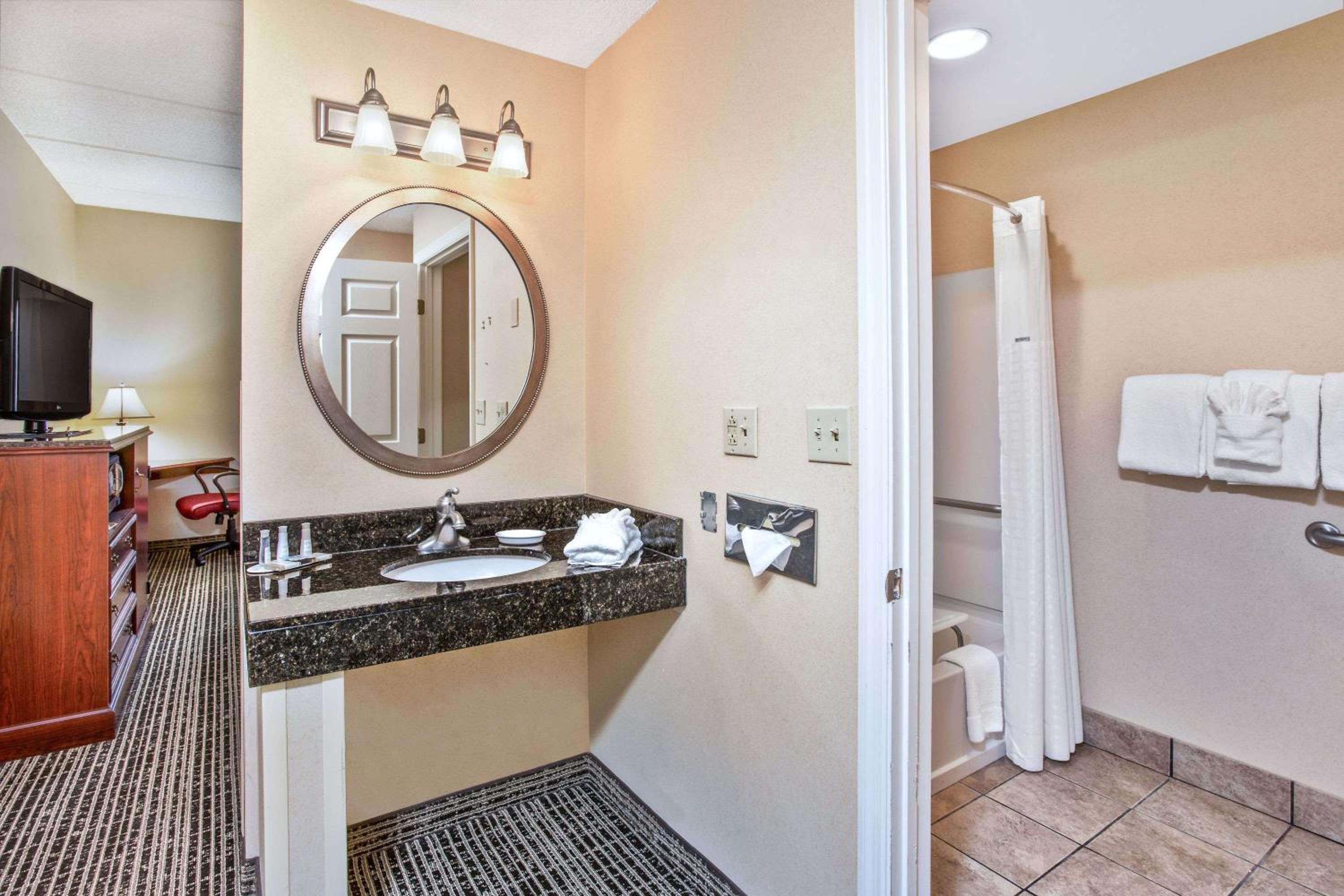 King Room - Disability Access - Photo 7