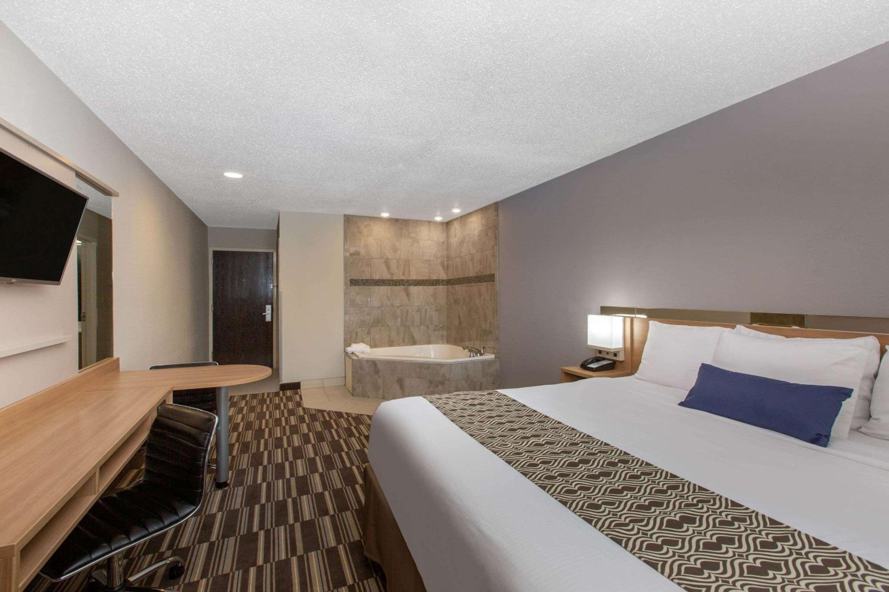 Deluxe King Room - Non-Smoking - Photo 5
