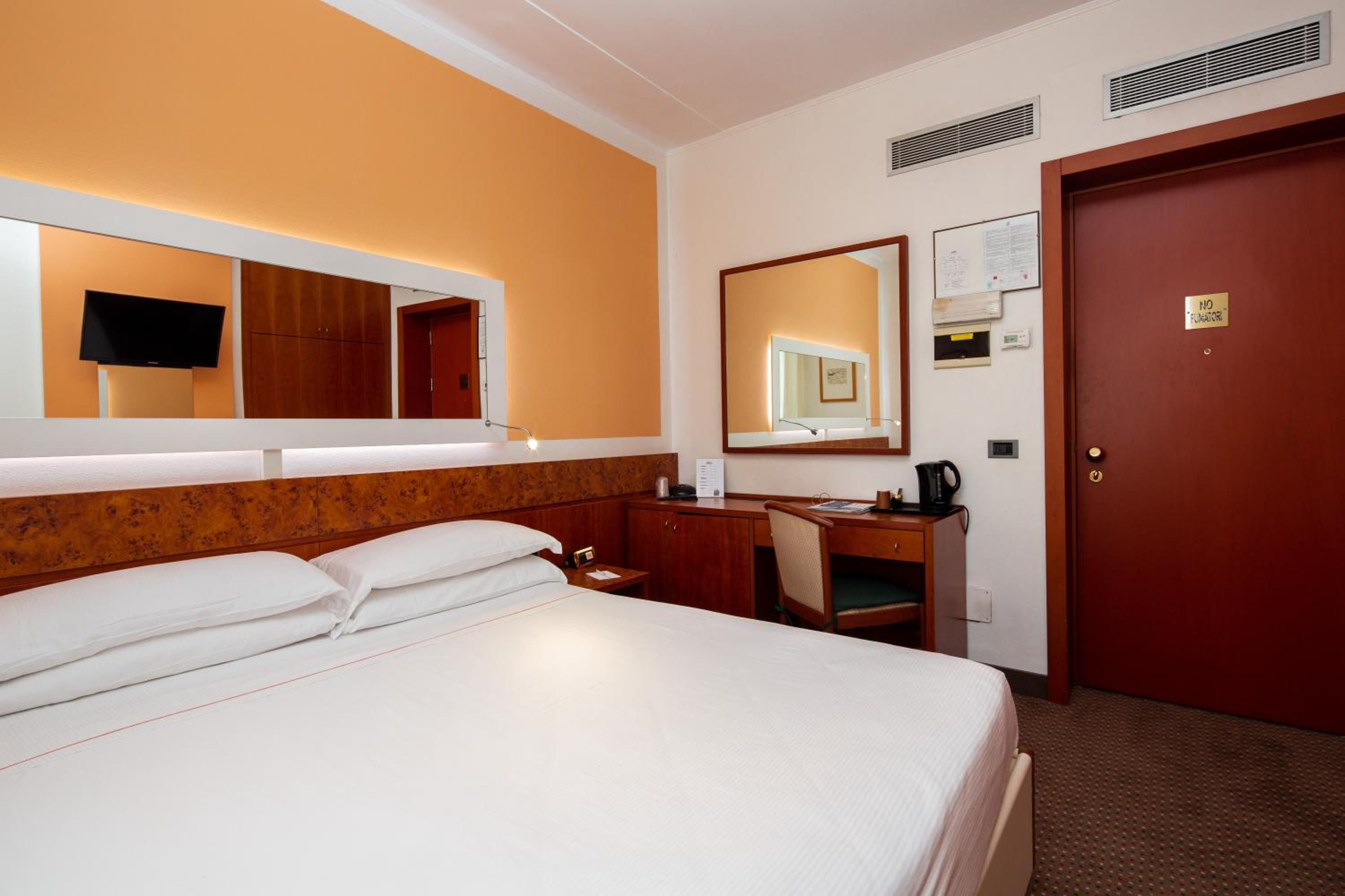 Economy Queen Room - Photo 9